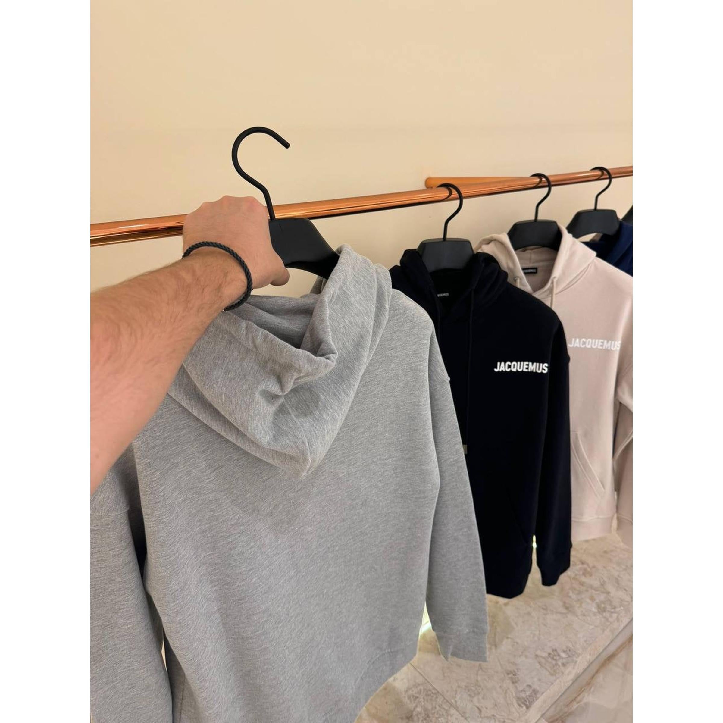 Crno-siva prevelika majica s kapuljačom