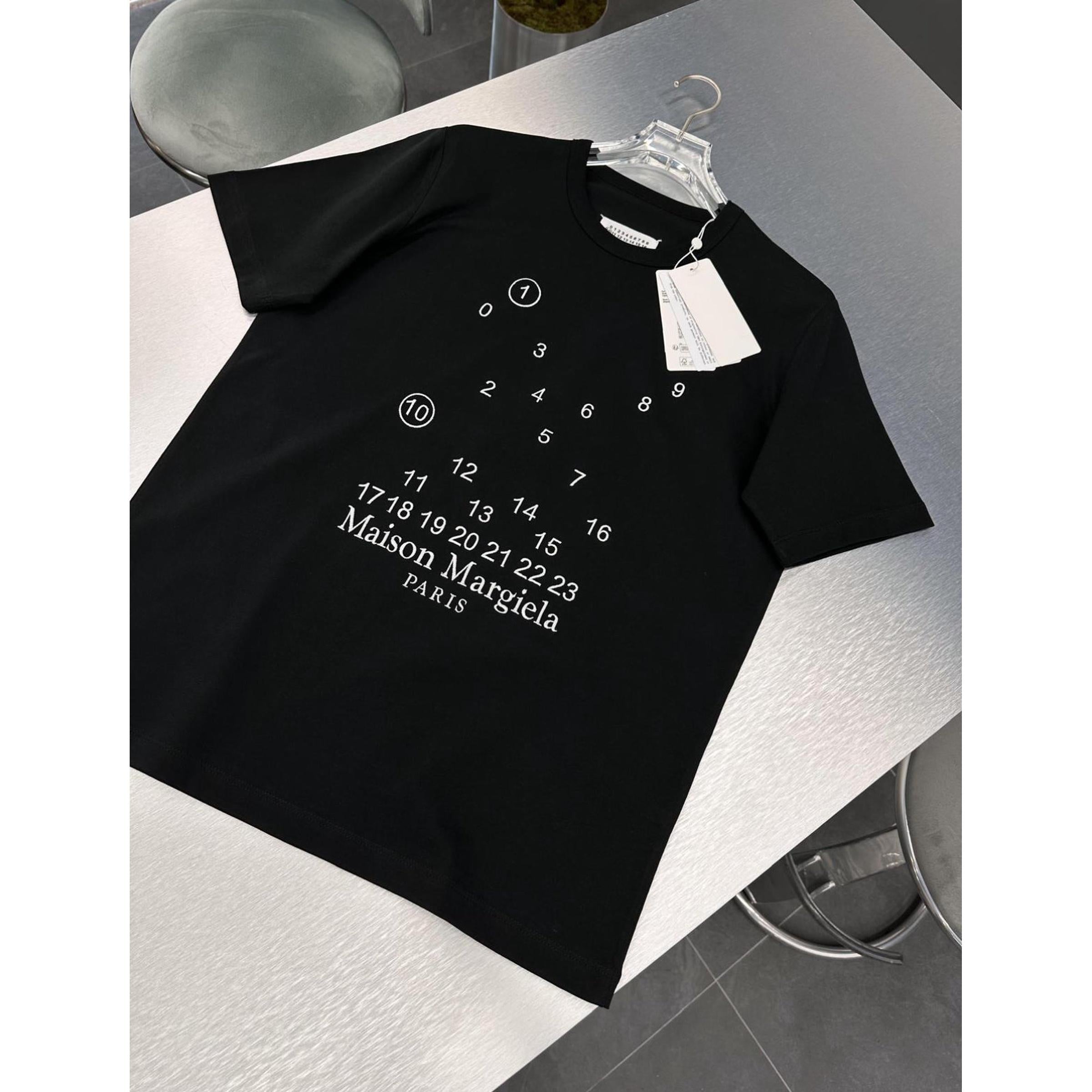 Crno-bijela predimenzionirana majica kratkih rukava