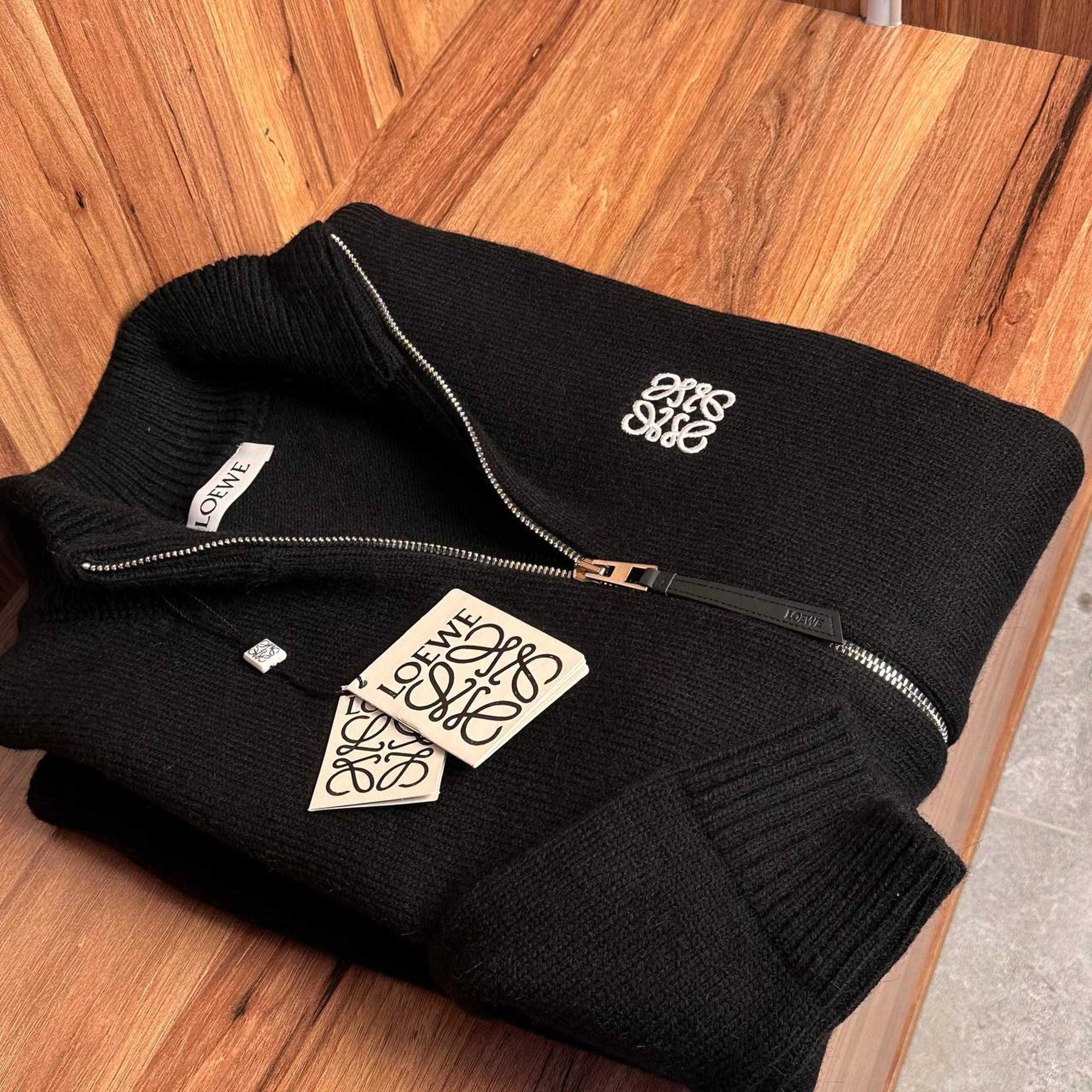 Crno-sivi pleteni džemper