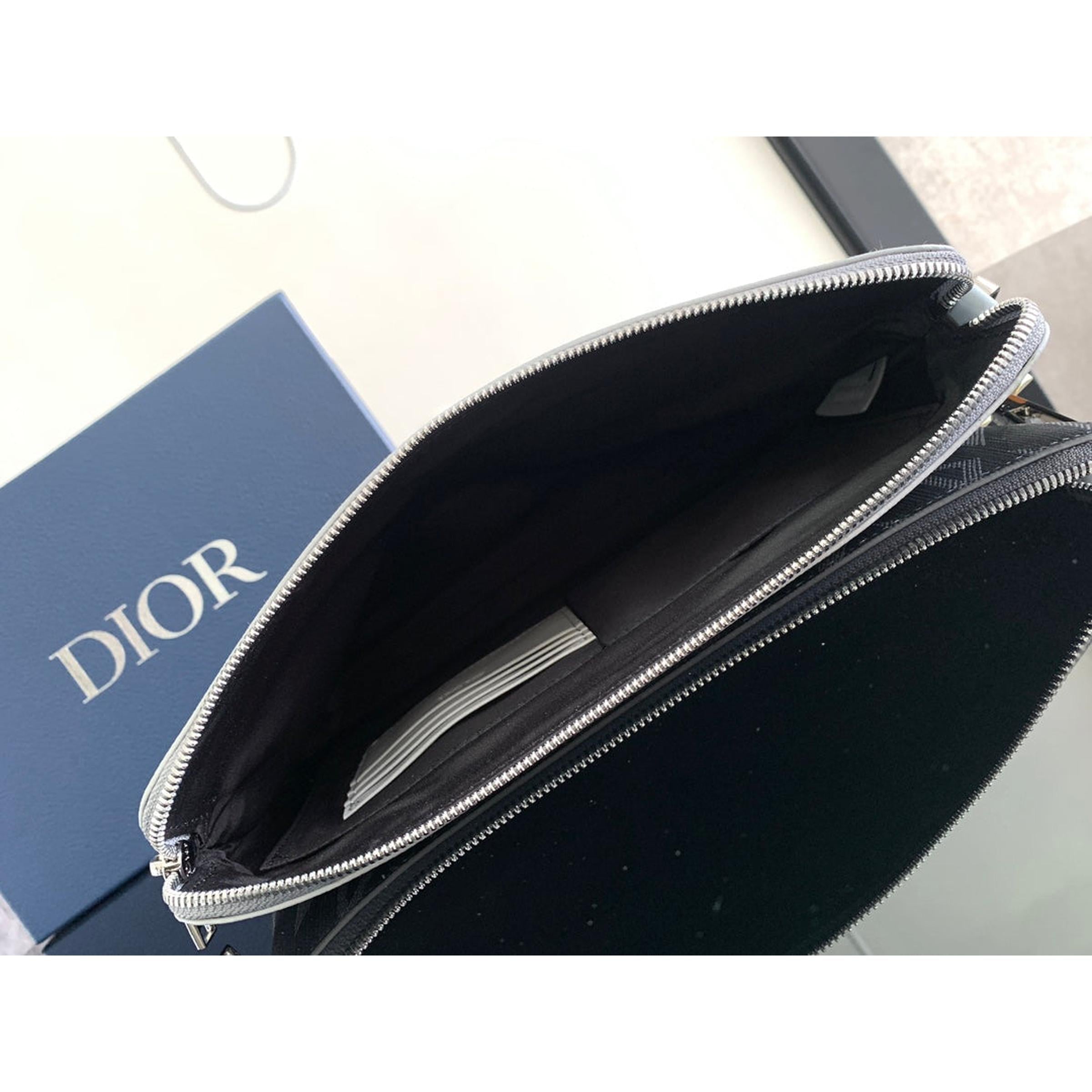 Siva monogram torbica od prave kože