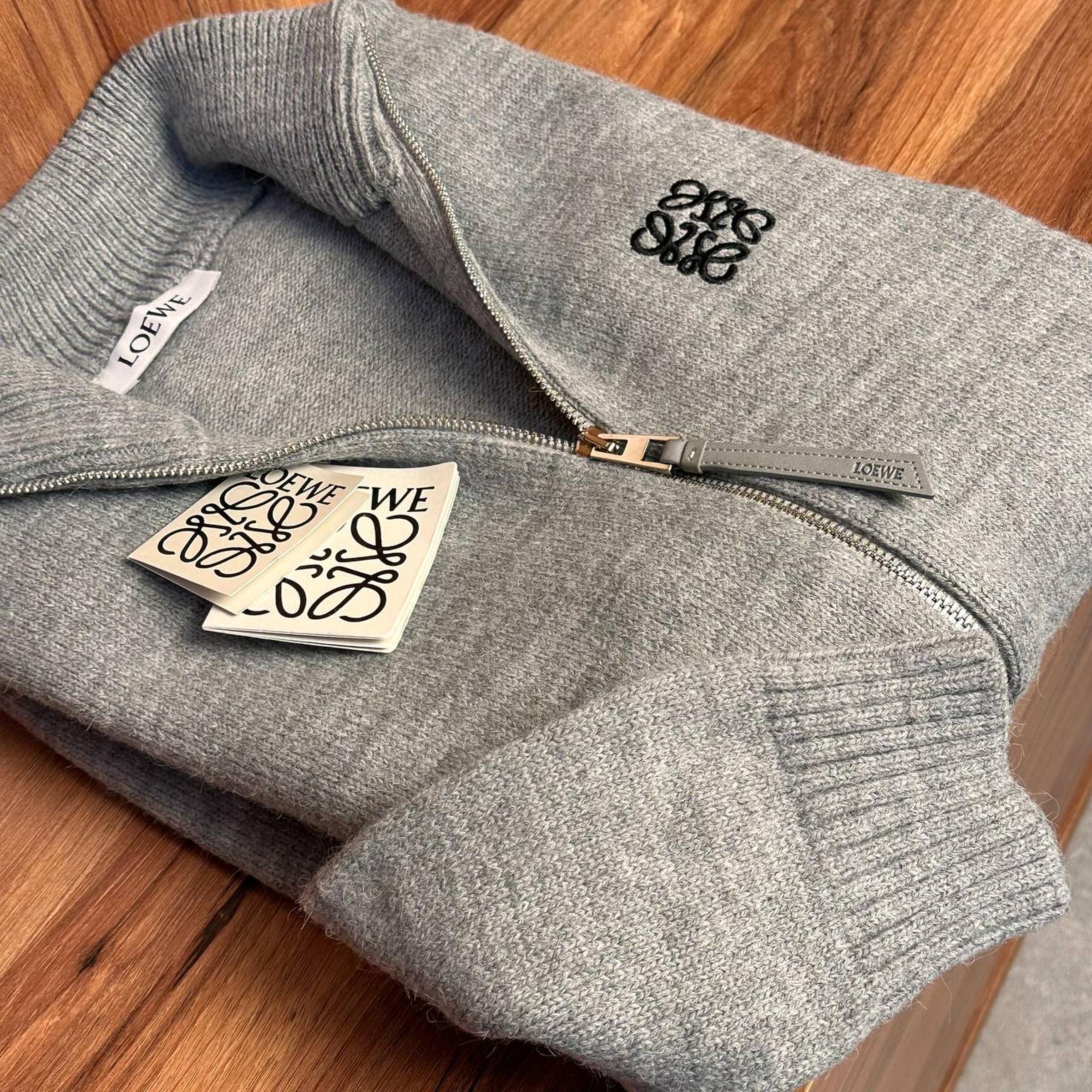 Crno-sivi pleteni džemper