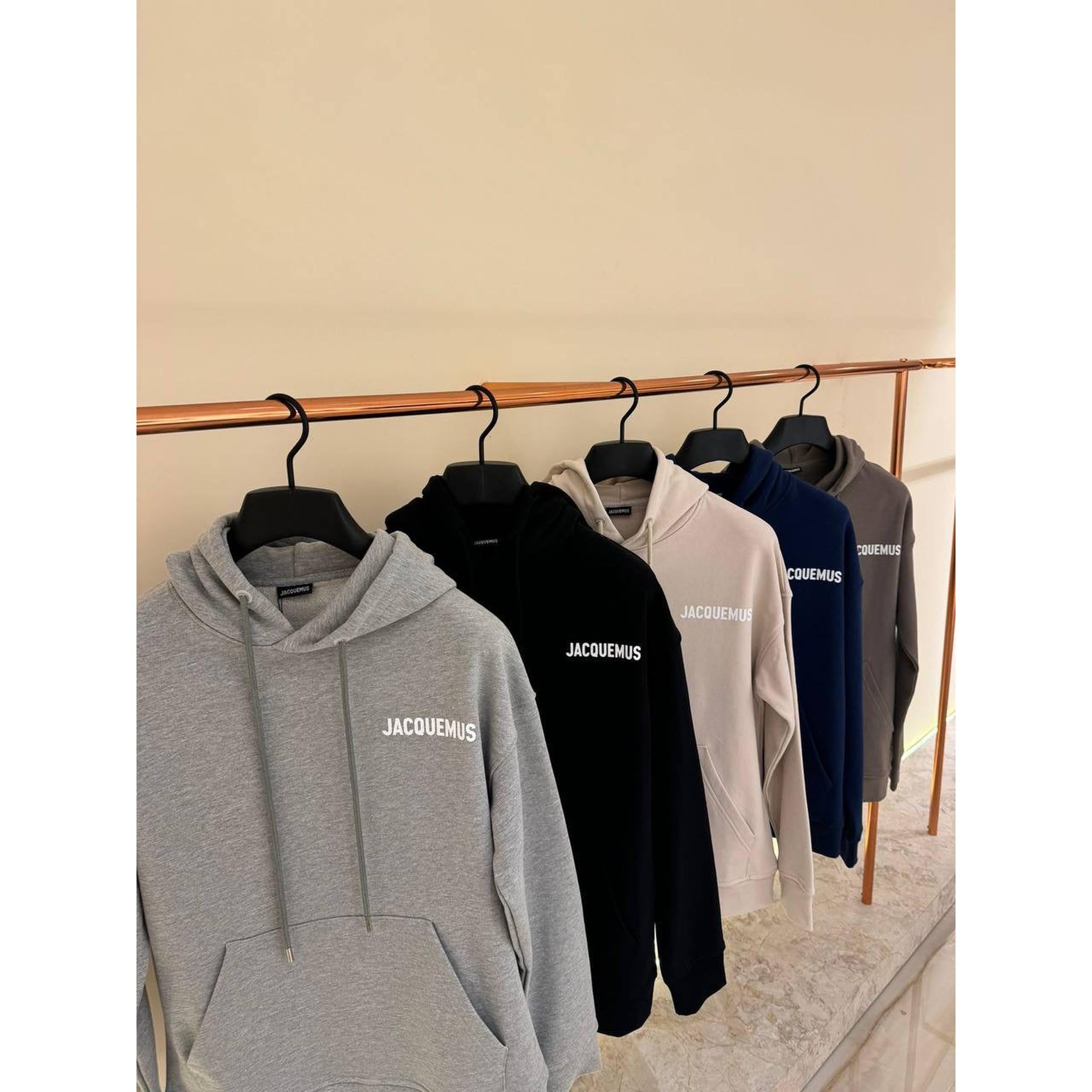 Crno-siva prevelika majica s kapuljačom