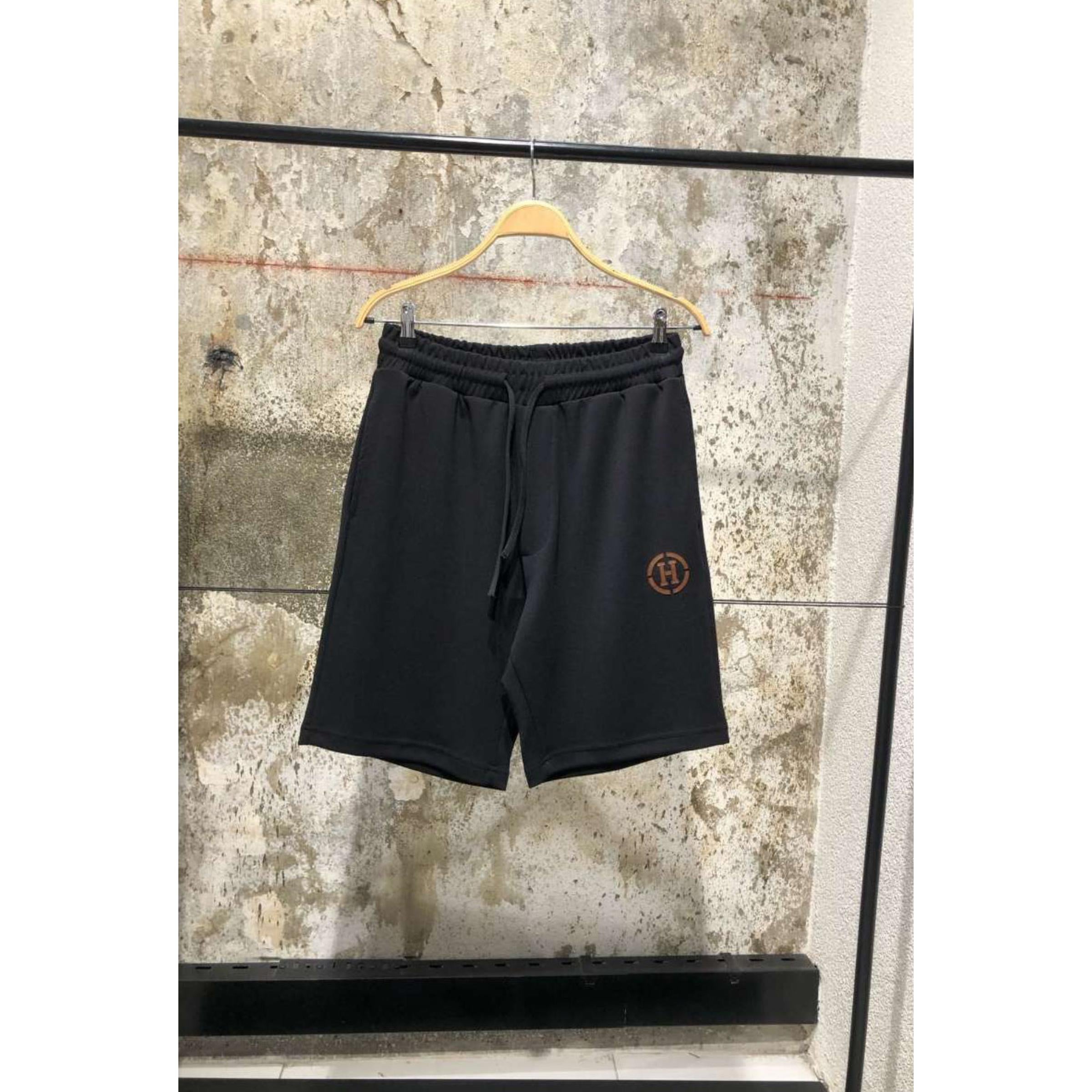 Crni pamučni set s kožnim logotipom