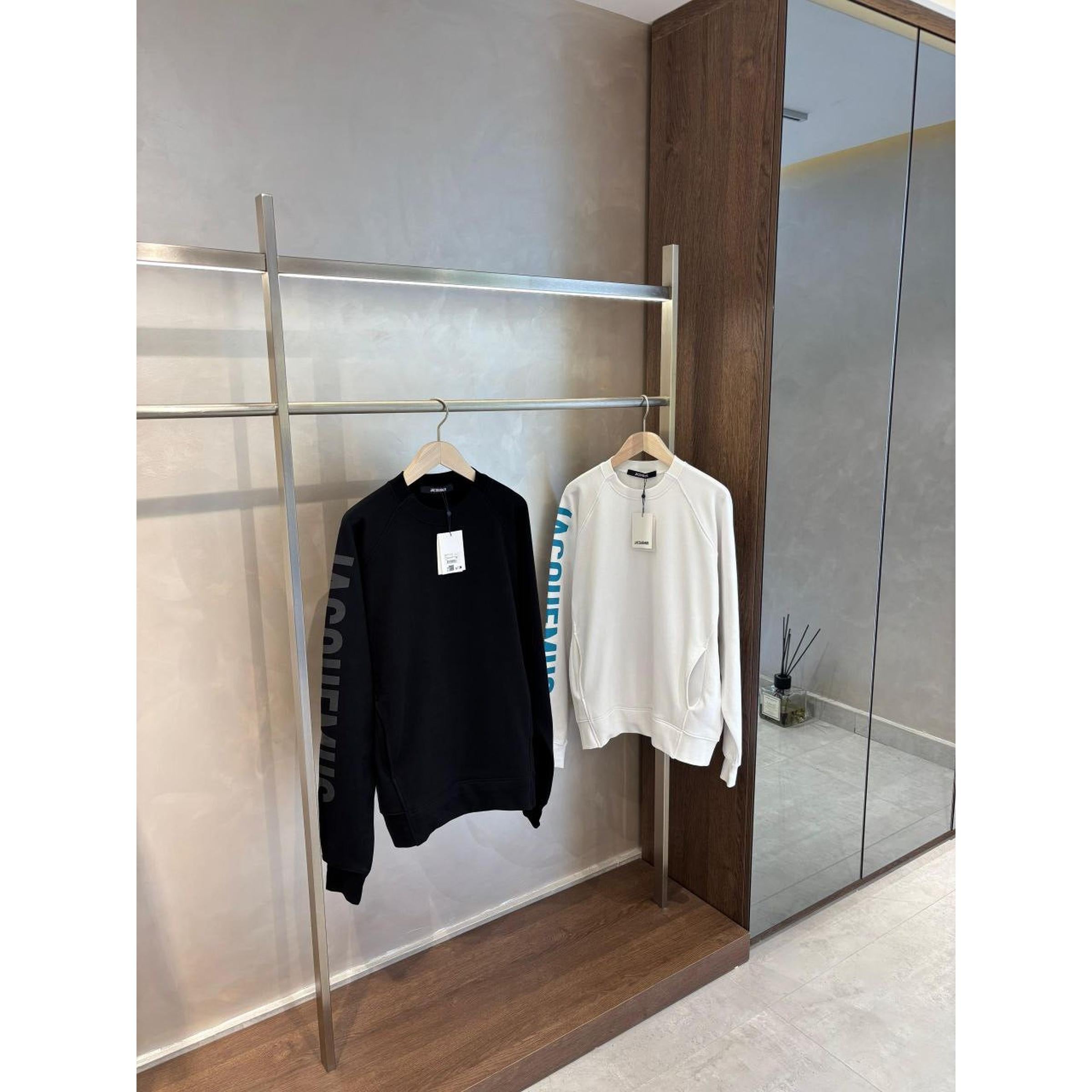 Crno-bijela predimenzionirana bluza