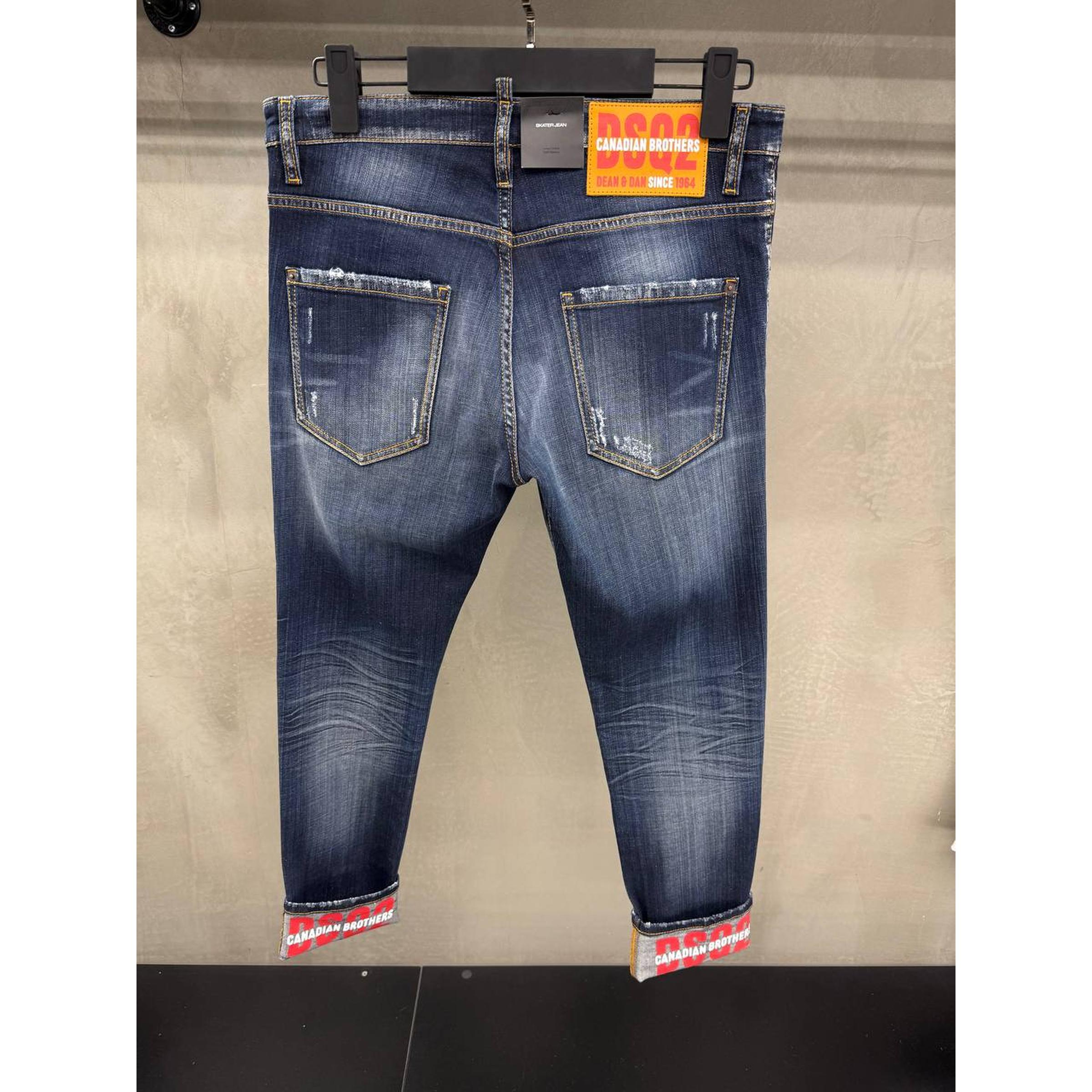 Plave traperice s crvenom podstavom