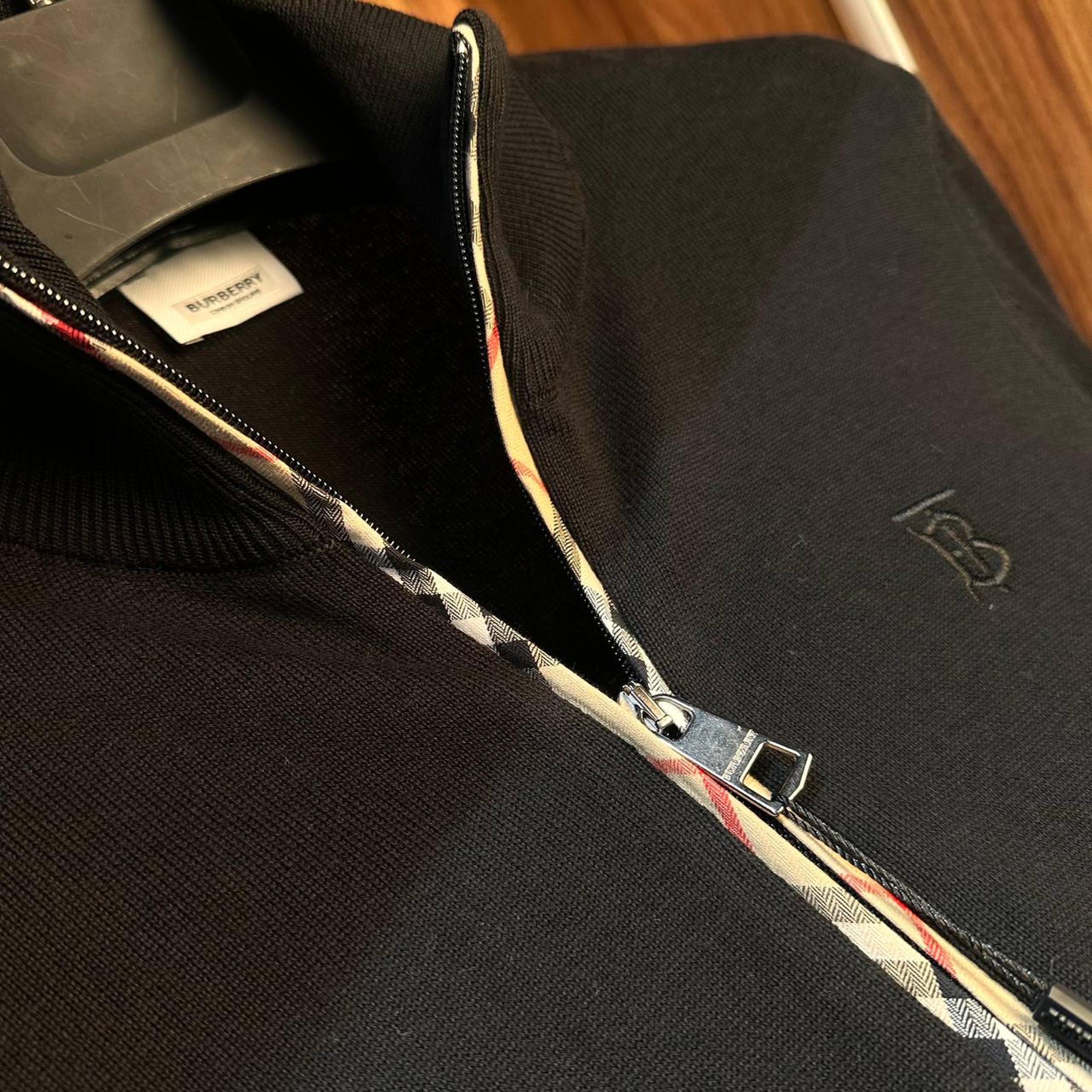 Crno-sivi pleteni džemper