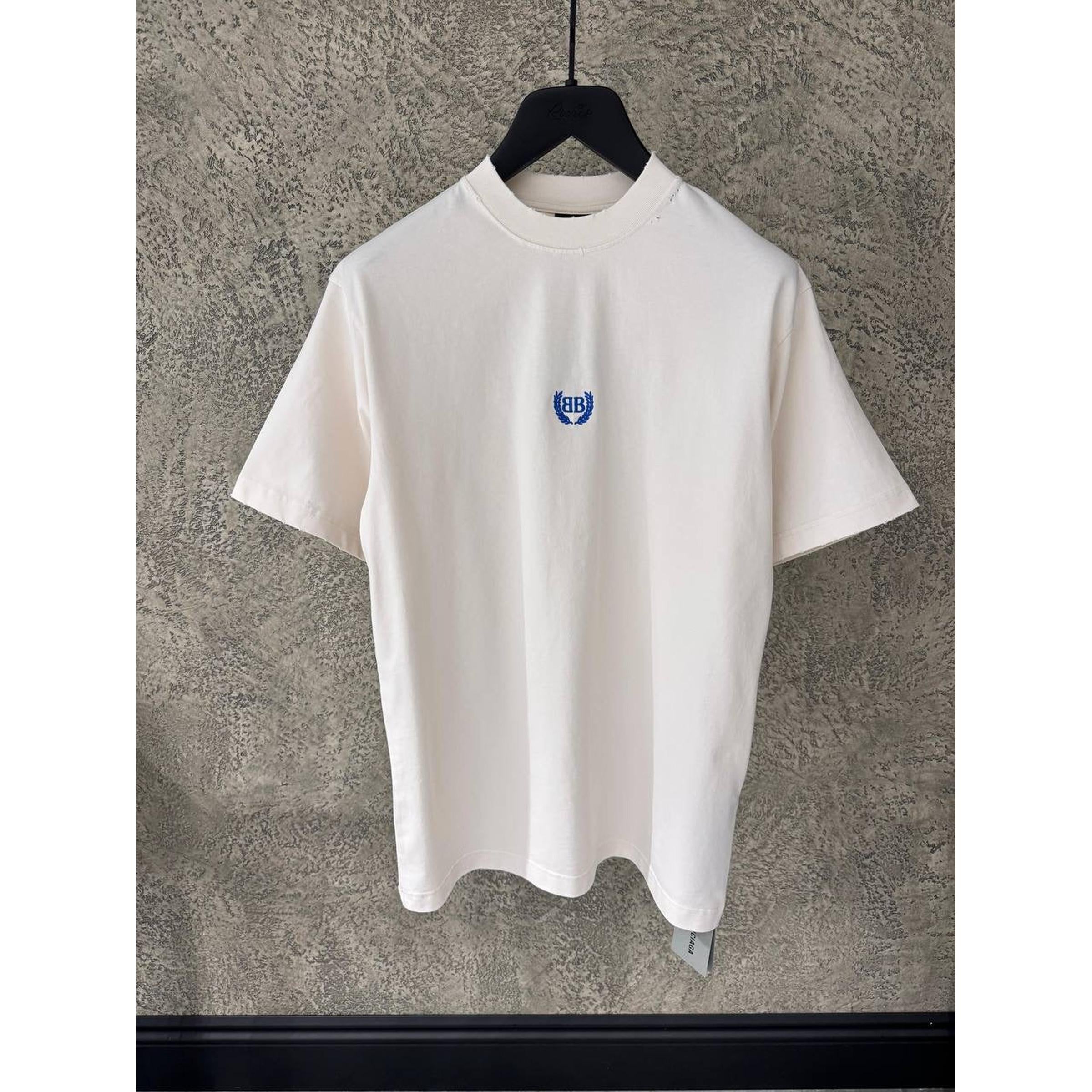 Bílé nadměrné tričko s malým modrým logem
