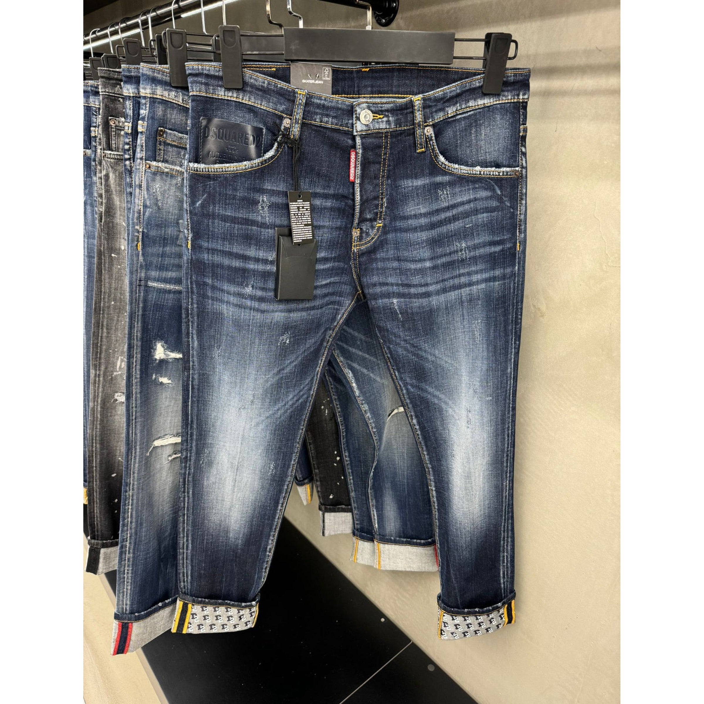 Plave traperice s monogramskom podstavom