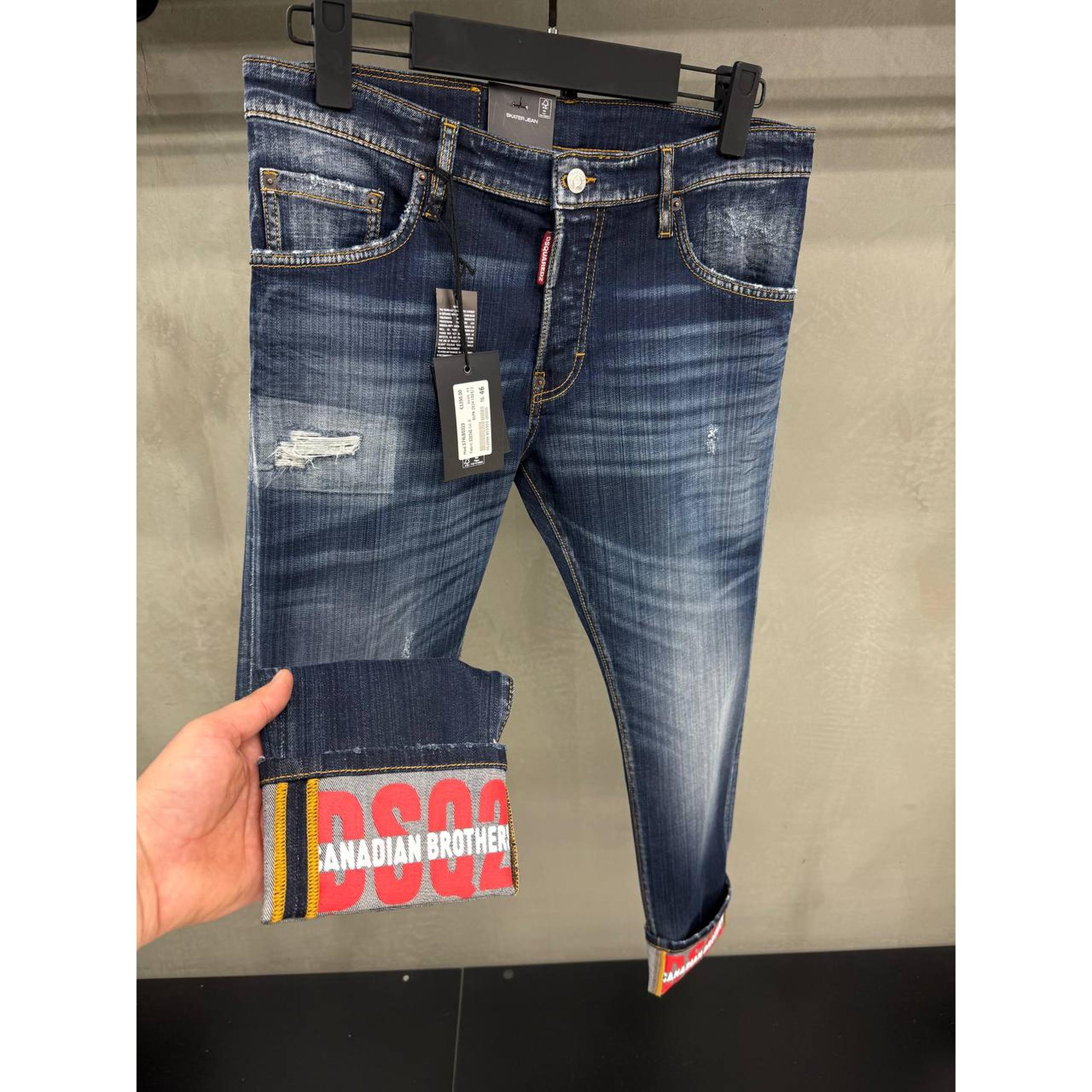 Plave traperice s crvenom podstavom