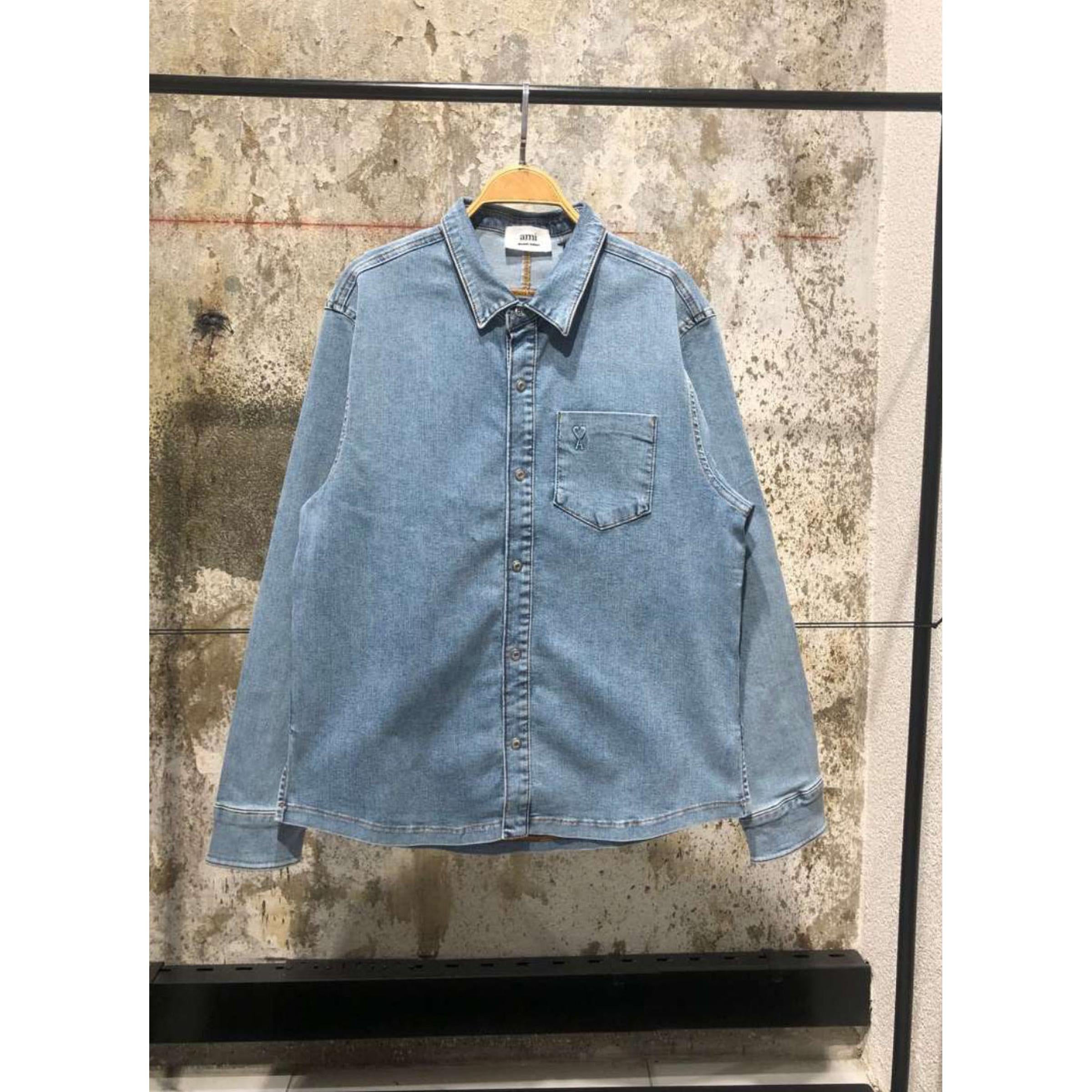 Svijetloplava traper košulja