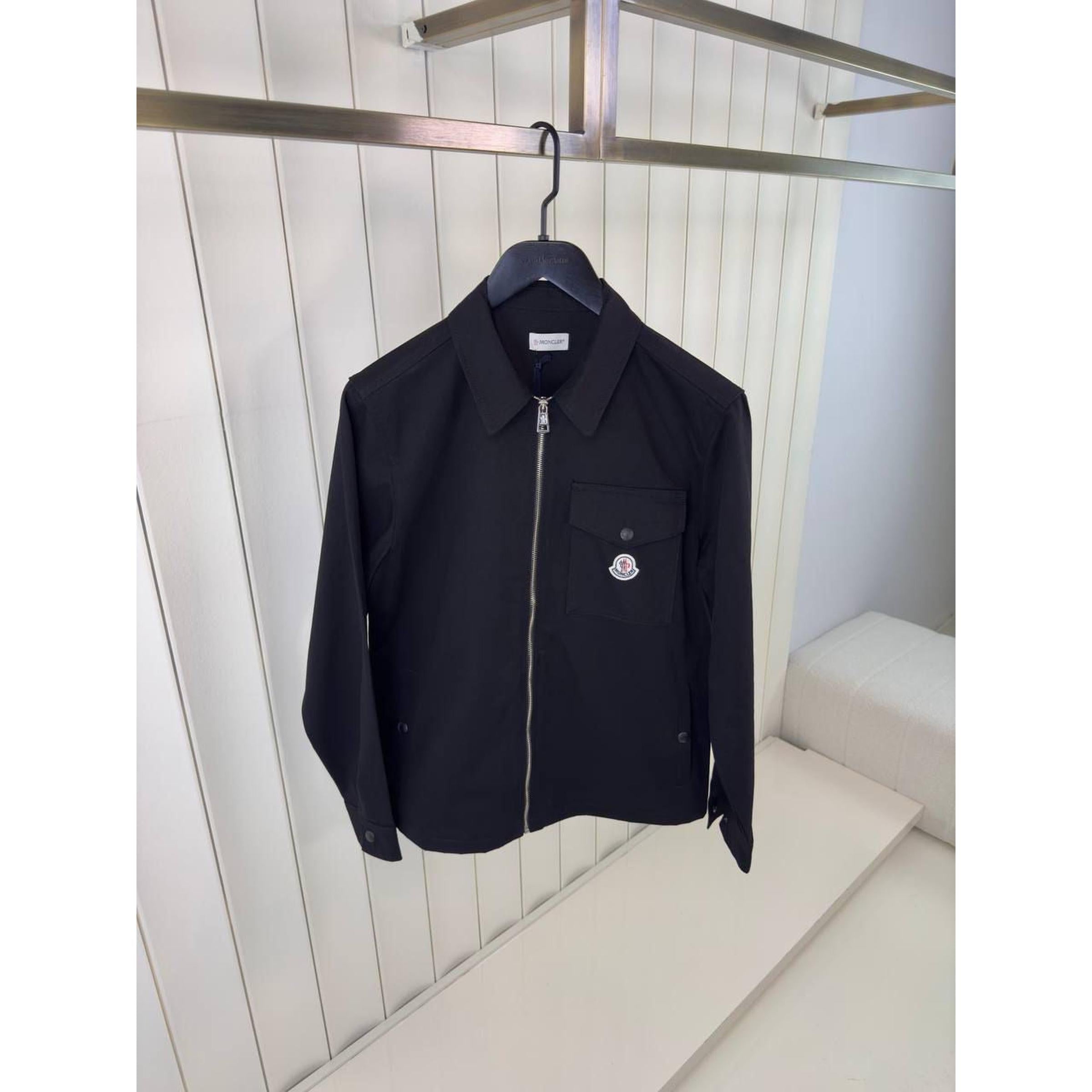 Crna jakna s džepom