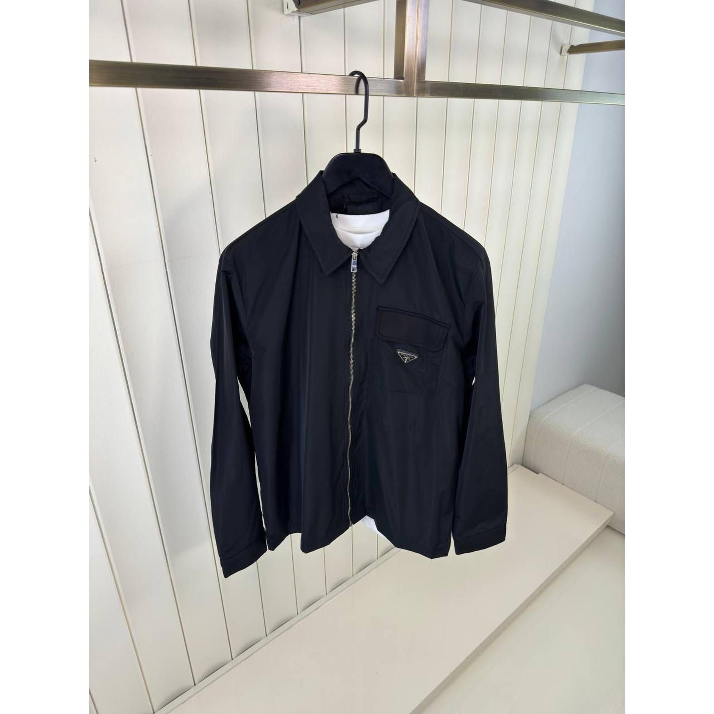 Crna jakna s džepom