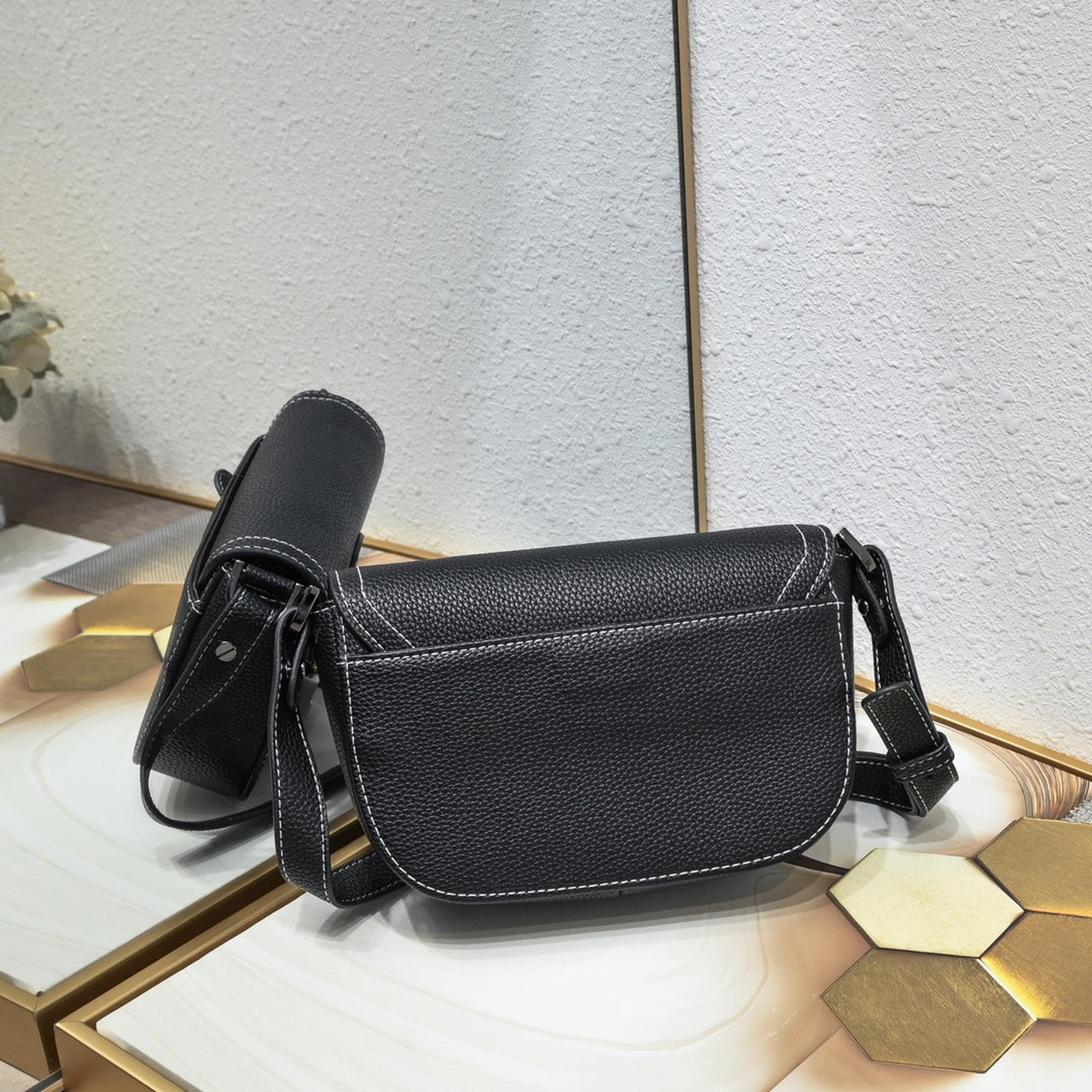 Černá mini kožená taška přes rameno