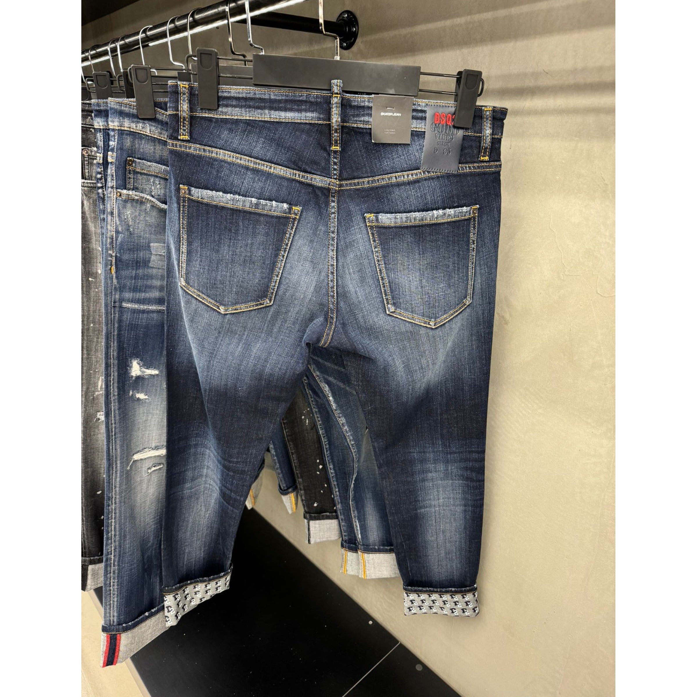 Plave traperice s monogramskom podstavom