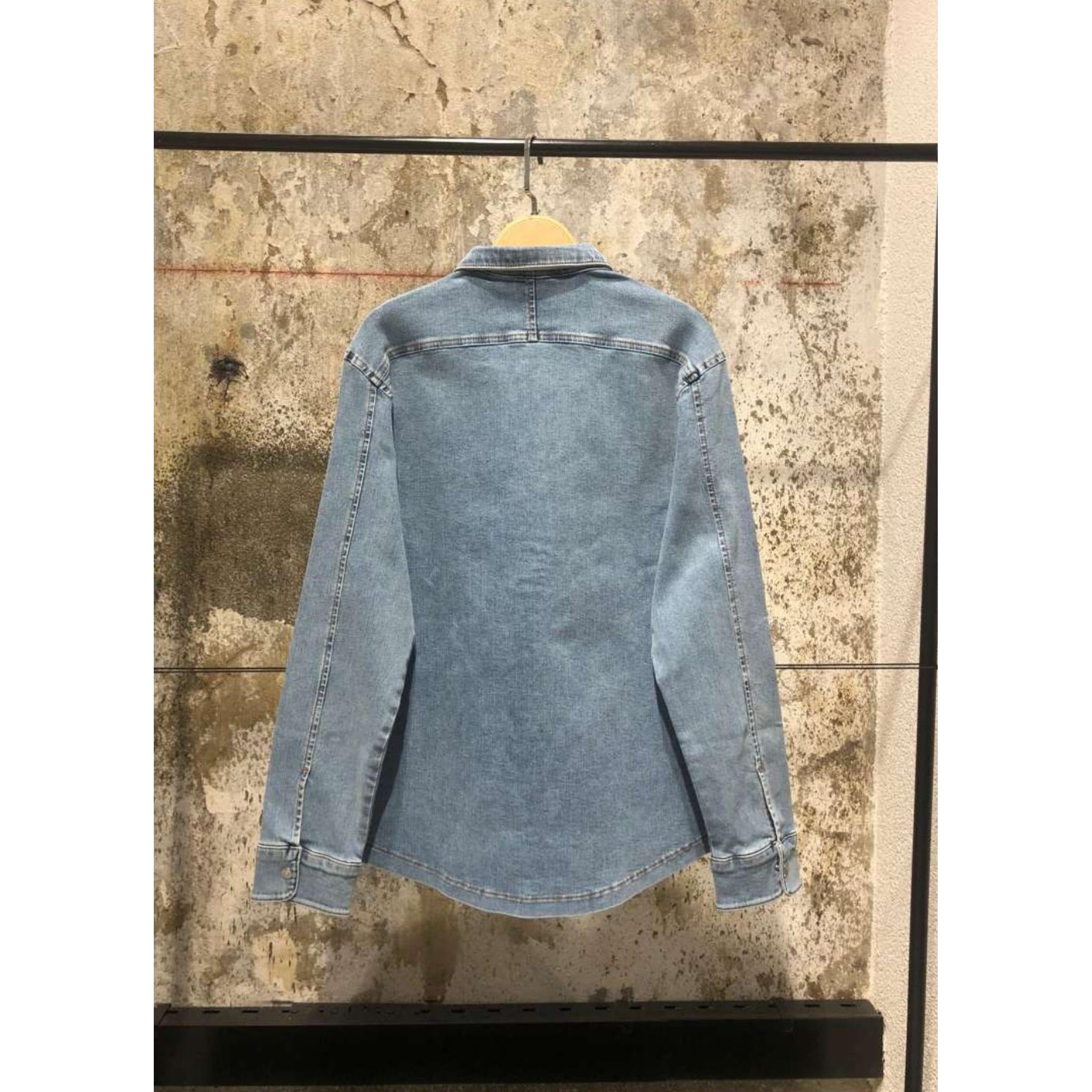 Svijetloplava traper košulja