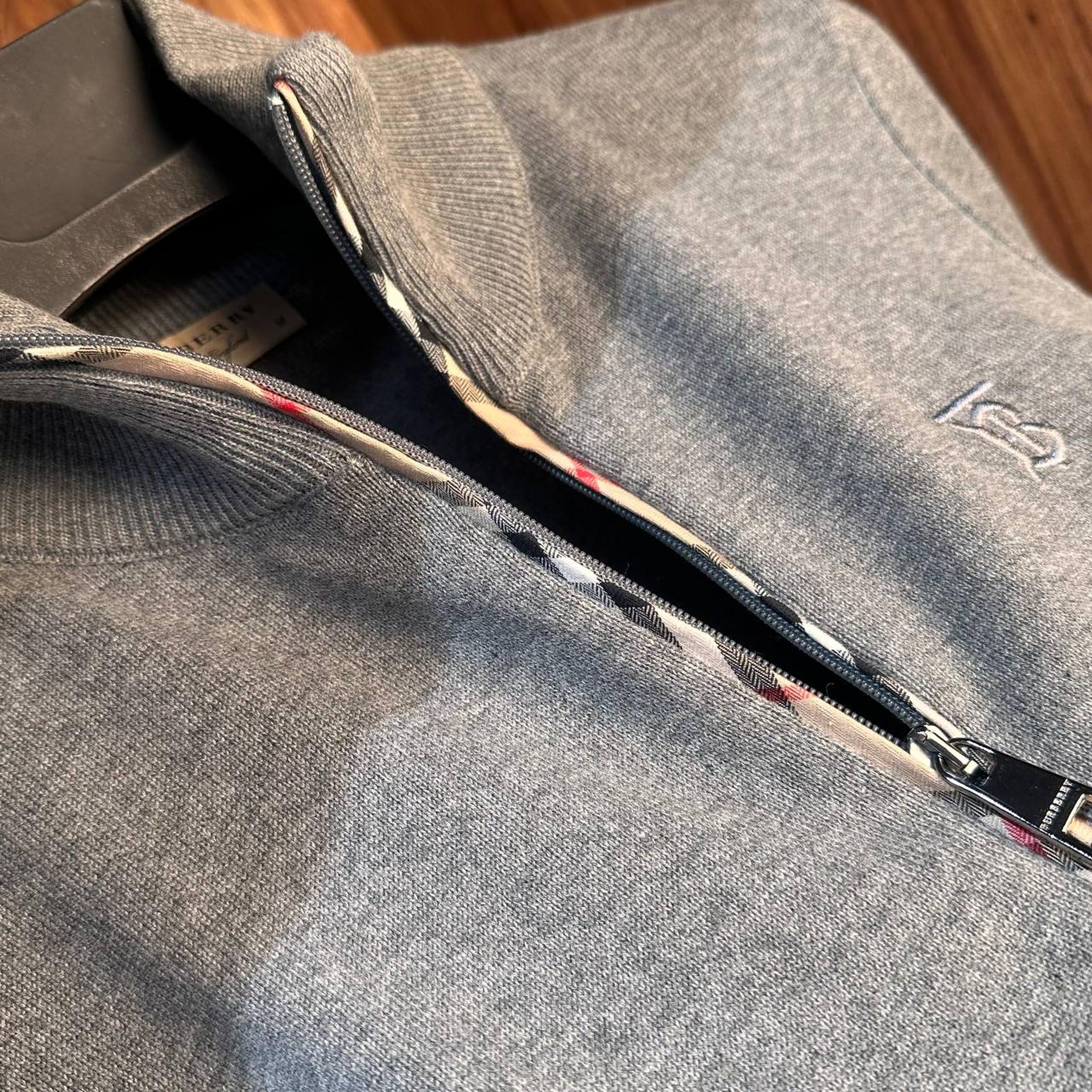 Crno-sivi pleteni džemper