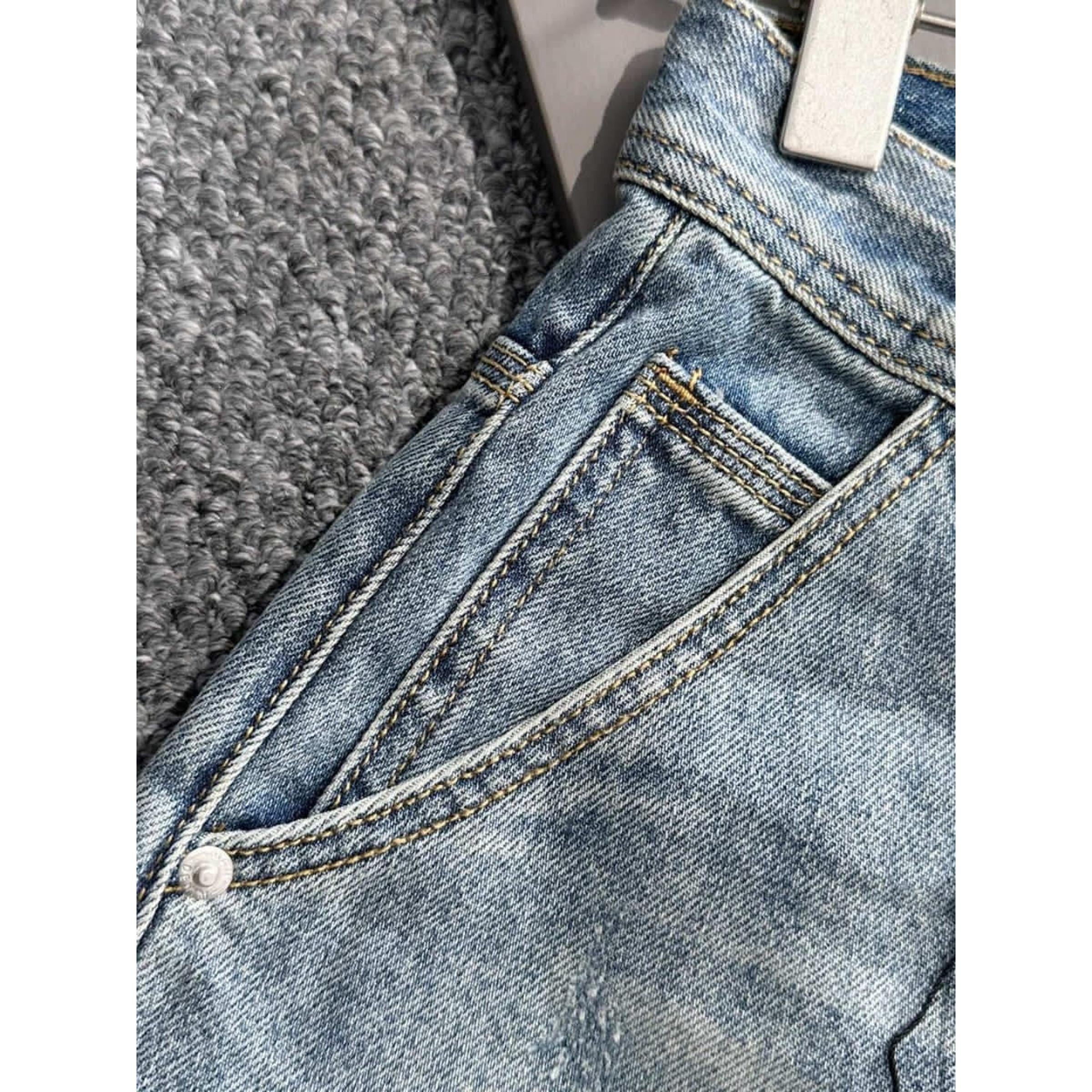 Svijetloplave traper kratke hlače s poderanim rubom