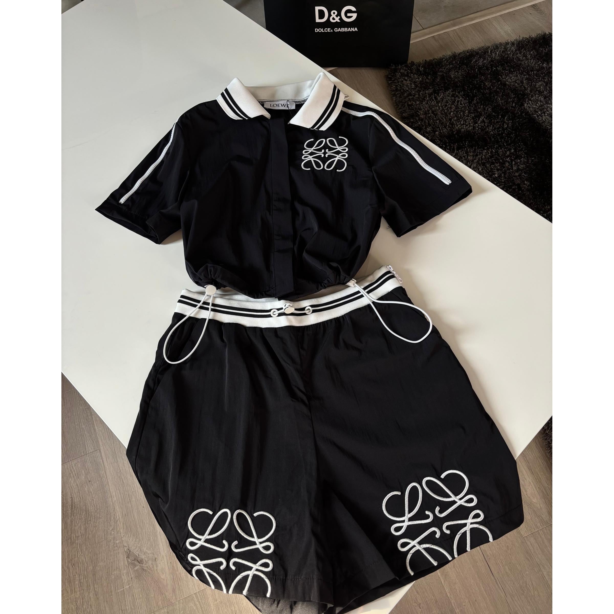 Crni ženski set s izvezenim logotipima - prsluk i kratke hlače