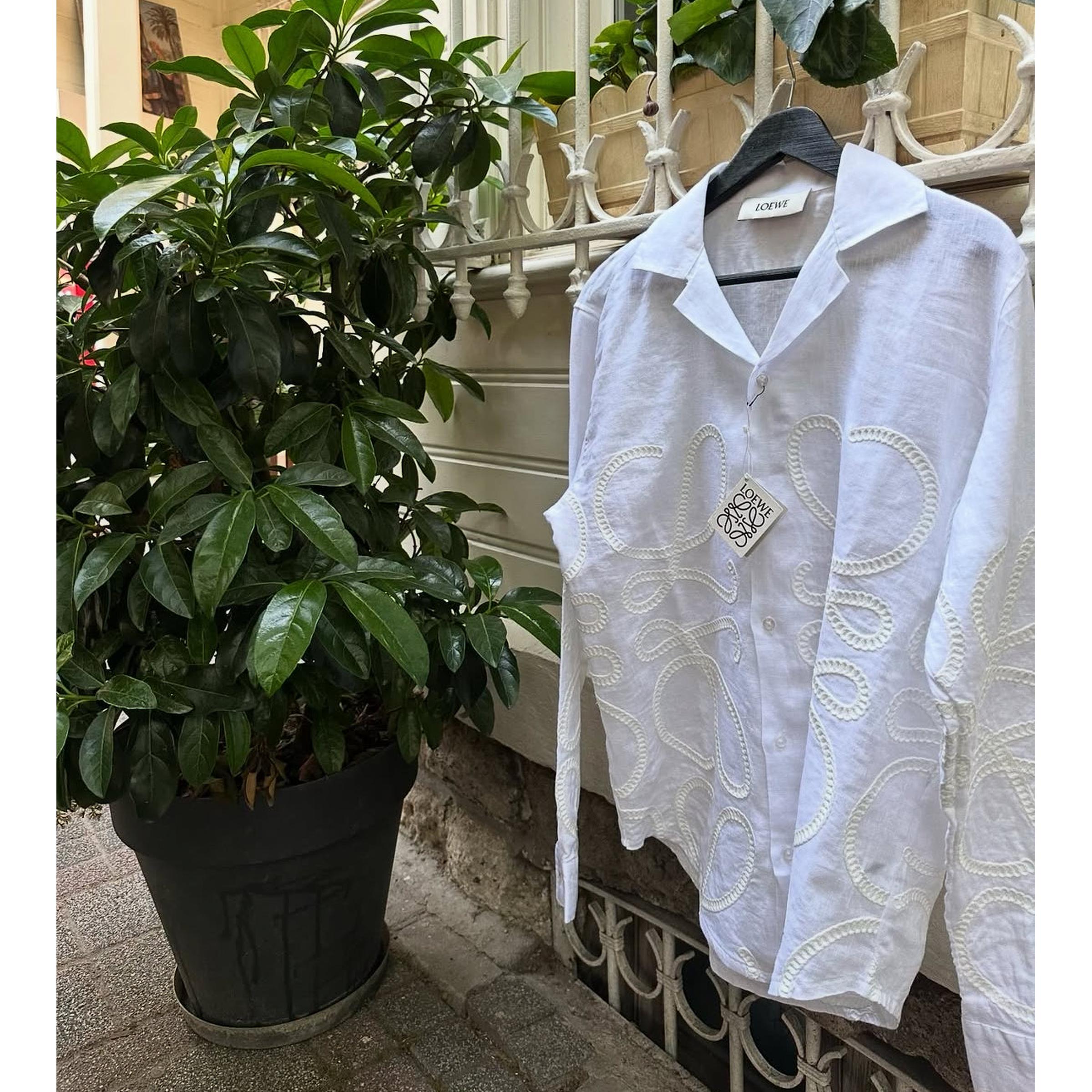 Bijela lanena košulja s izvezenim logotipima