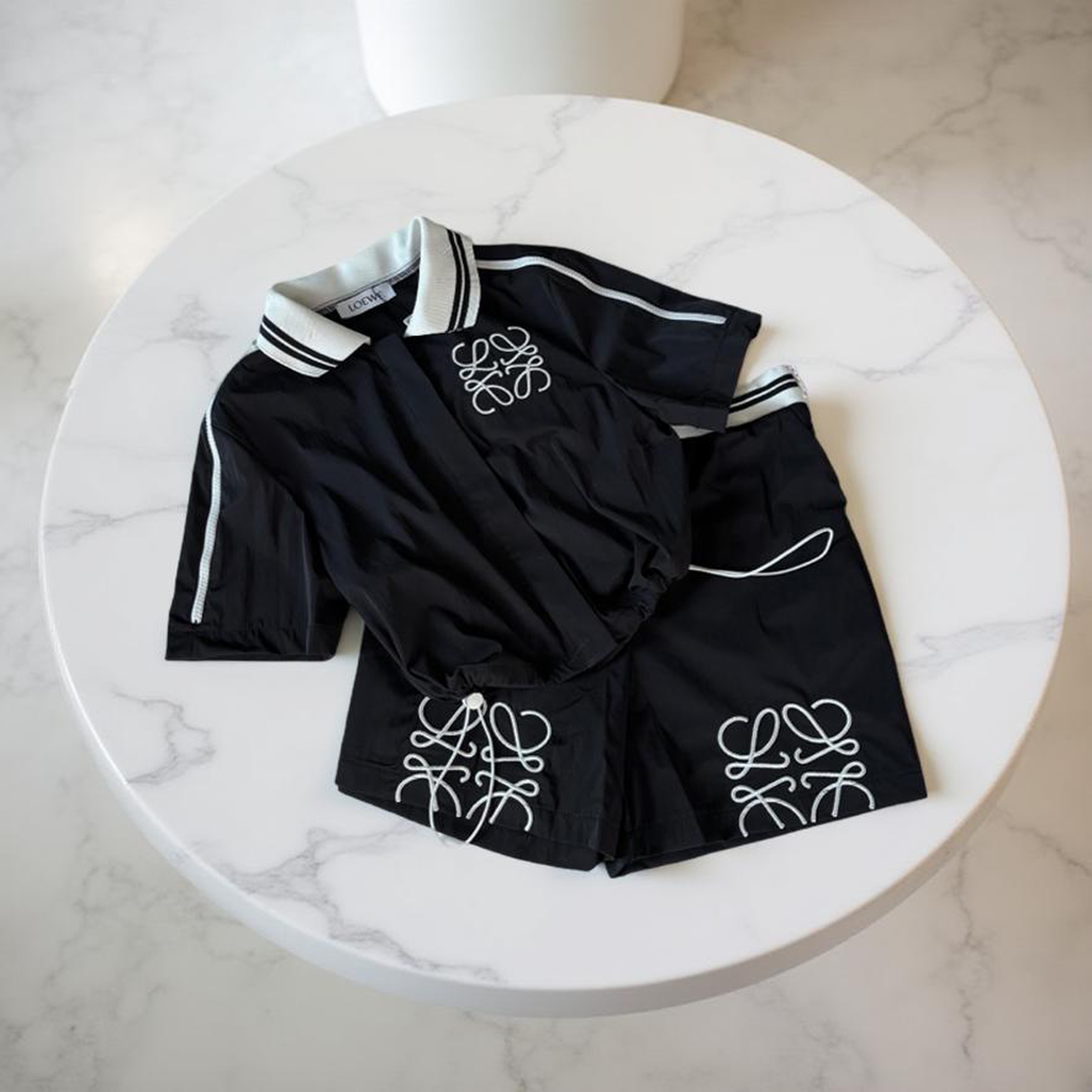 Crni ženski set s izvezenim logotipima - prsluk i kratke hlače