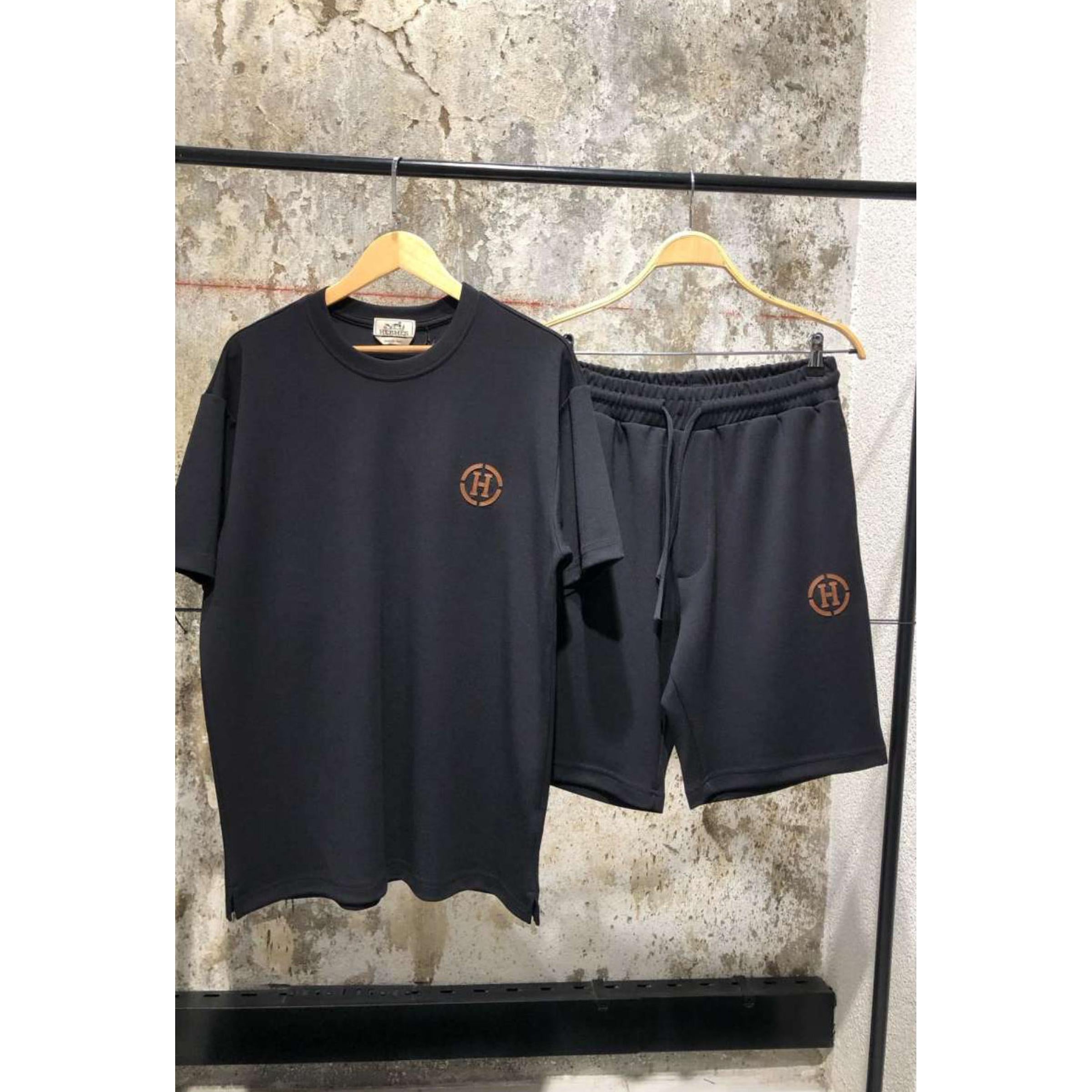 Crni pamučni set s kožnim logotipom