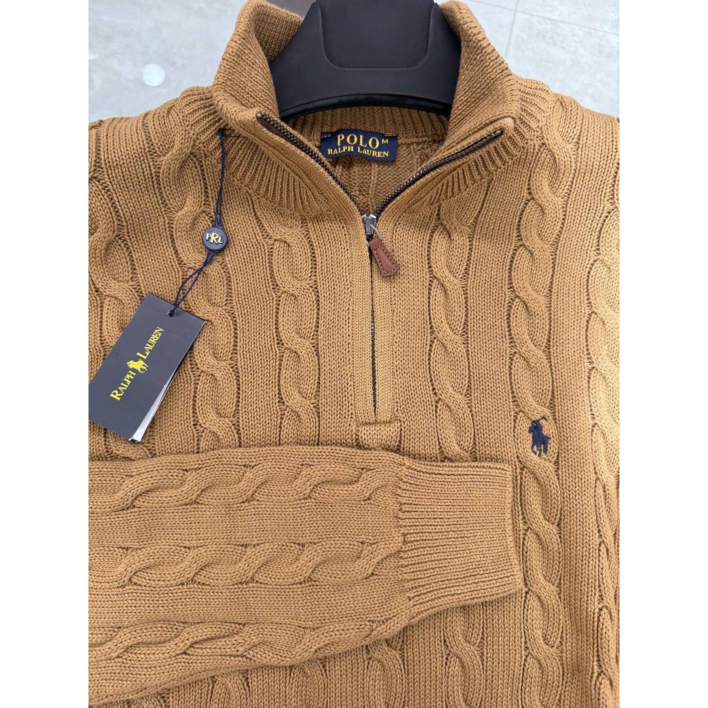 Crno-smeđi pleteni džemper