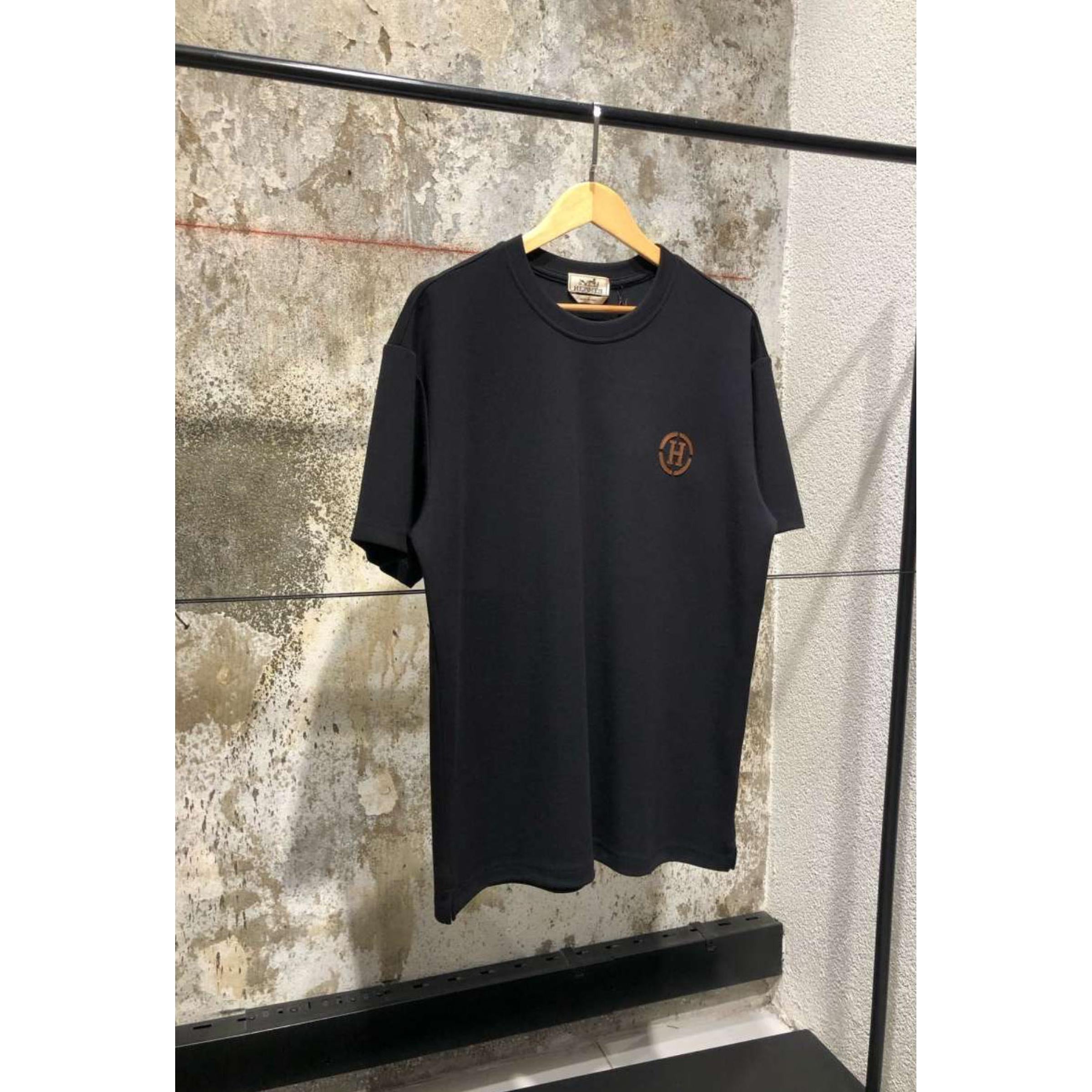 Crni pamučni set s kožnim logotipom