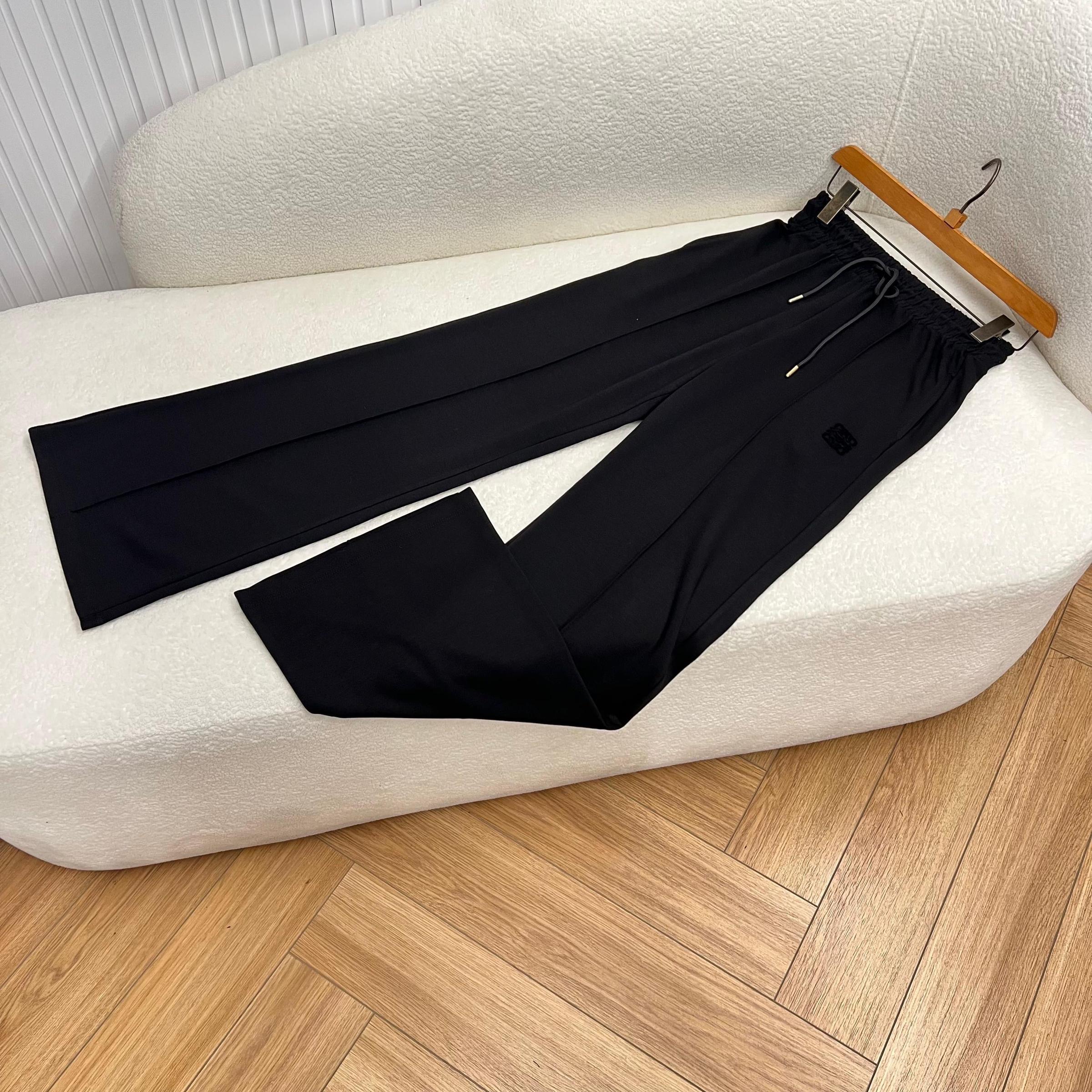 Black Women Set in 2 Pieces (Jacket not included)