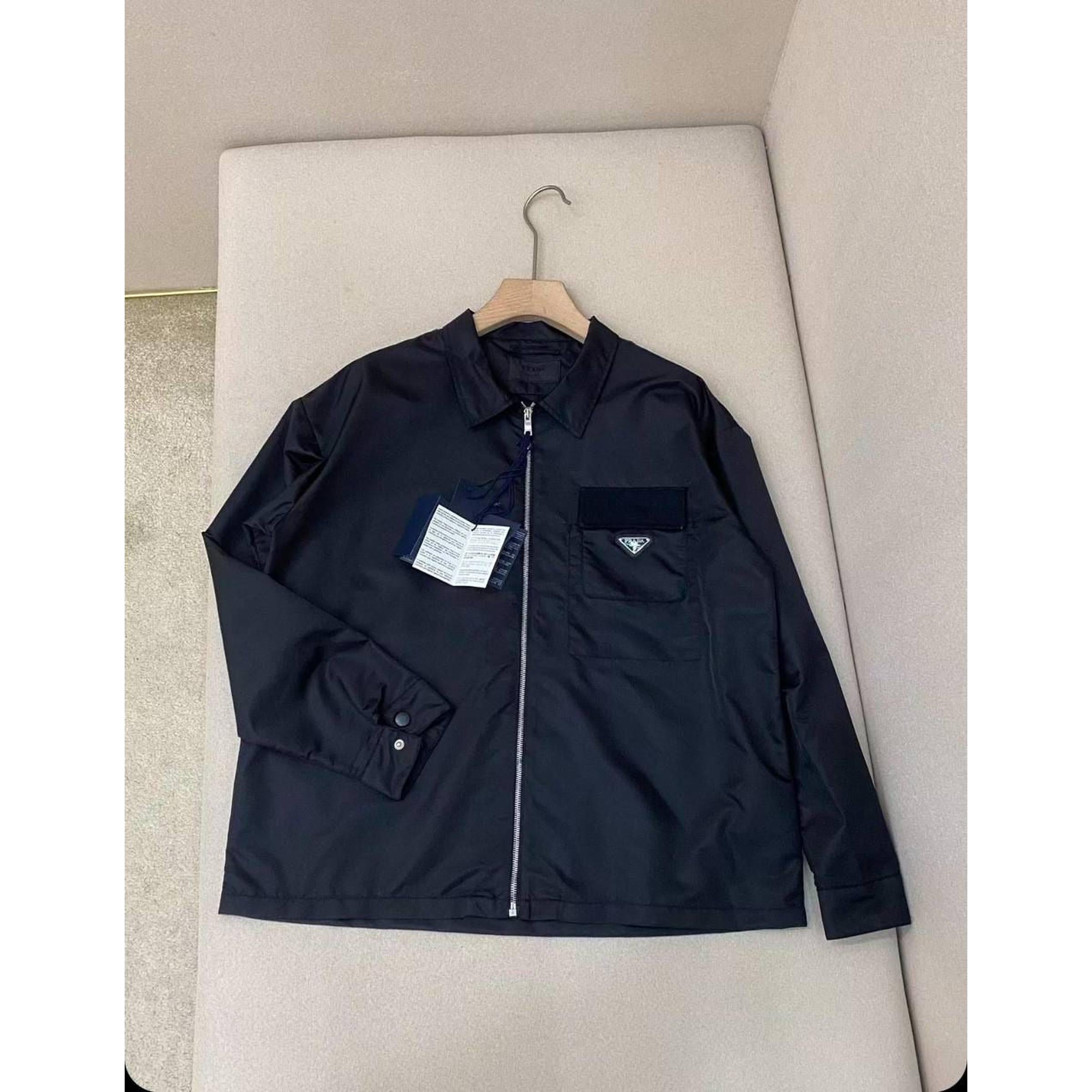 Crna jakna s džepom