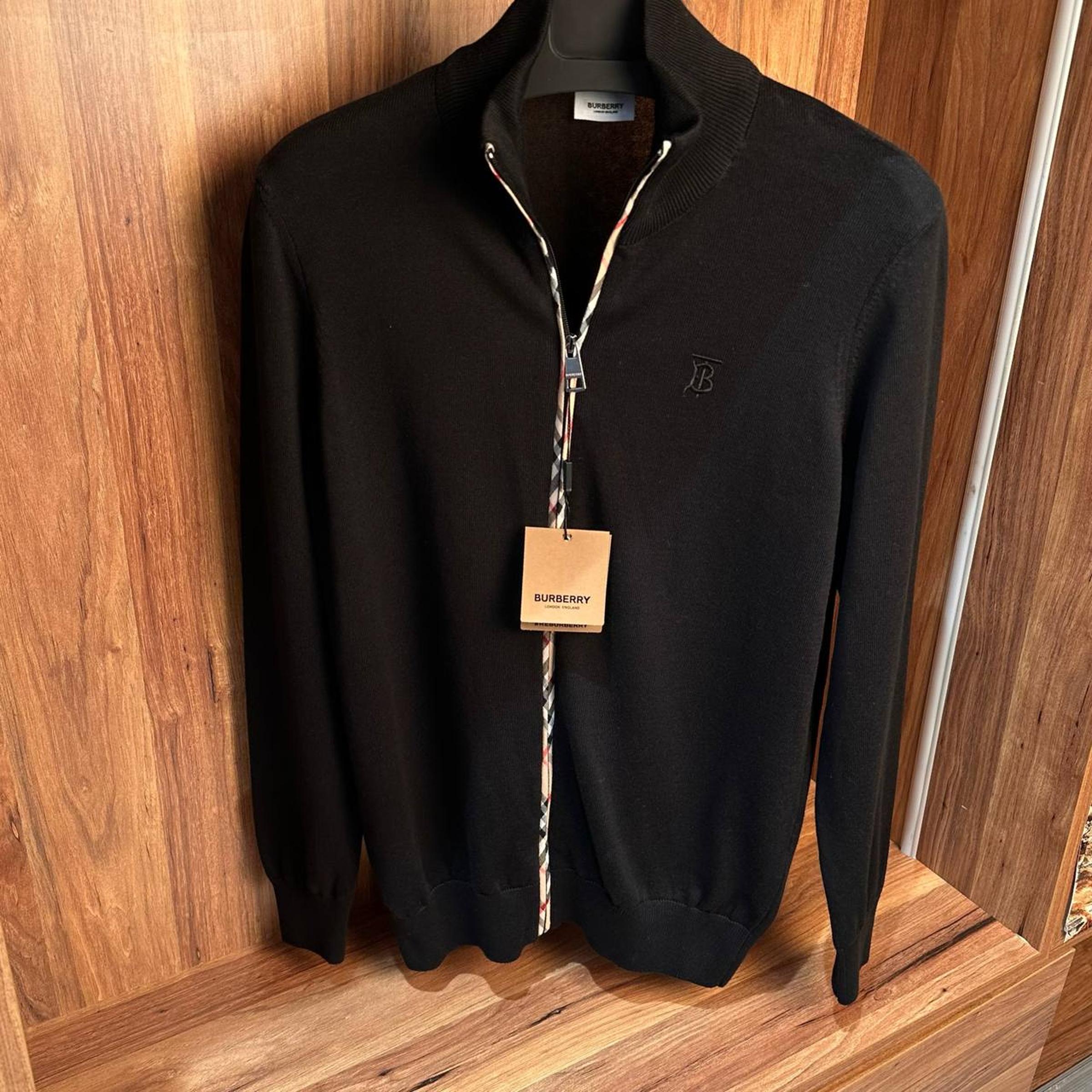 Crno-sivi pleteni džemper