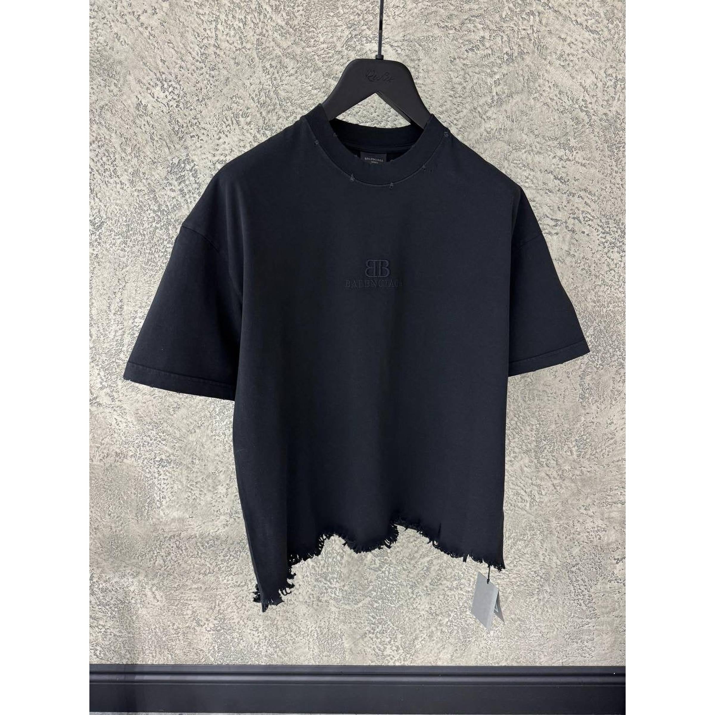 Černé volné roztrhané tričko