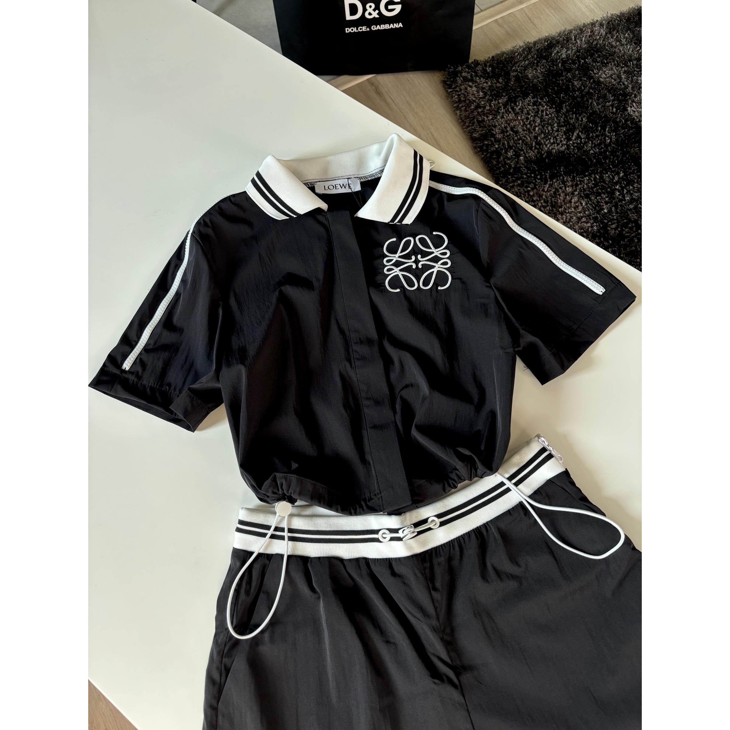 Crni ženski set s izvezenim logotipima - prsluk i kratke hlače