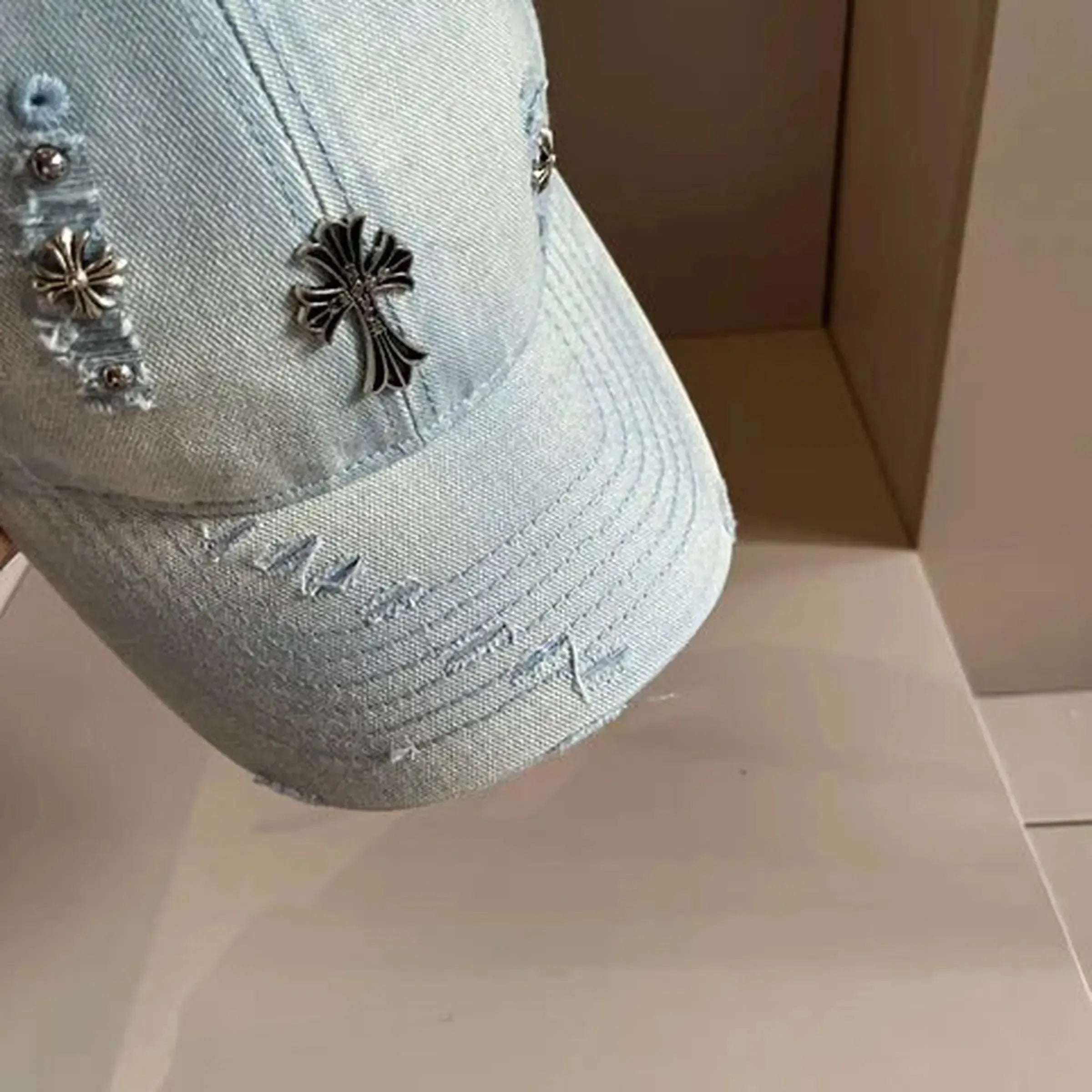 Modrá kovová čepice s kovovým křížem