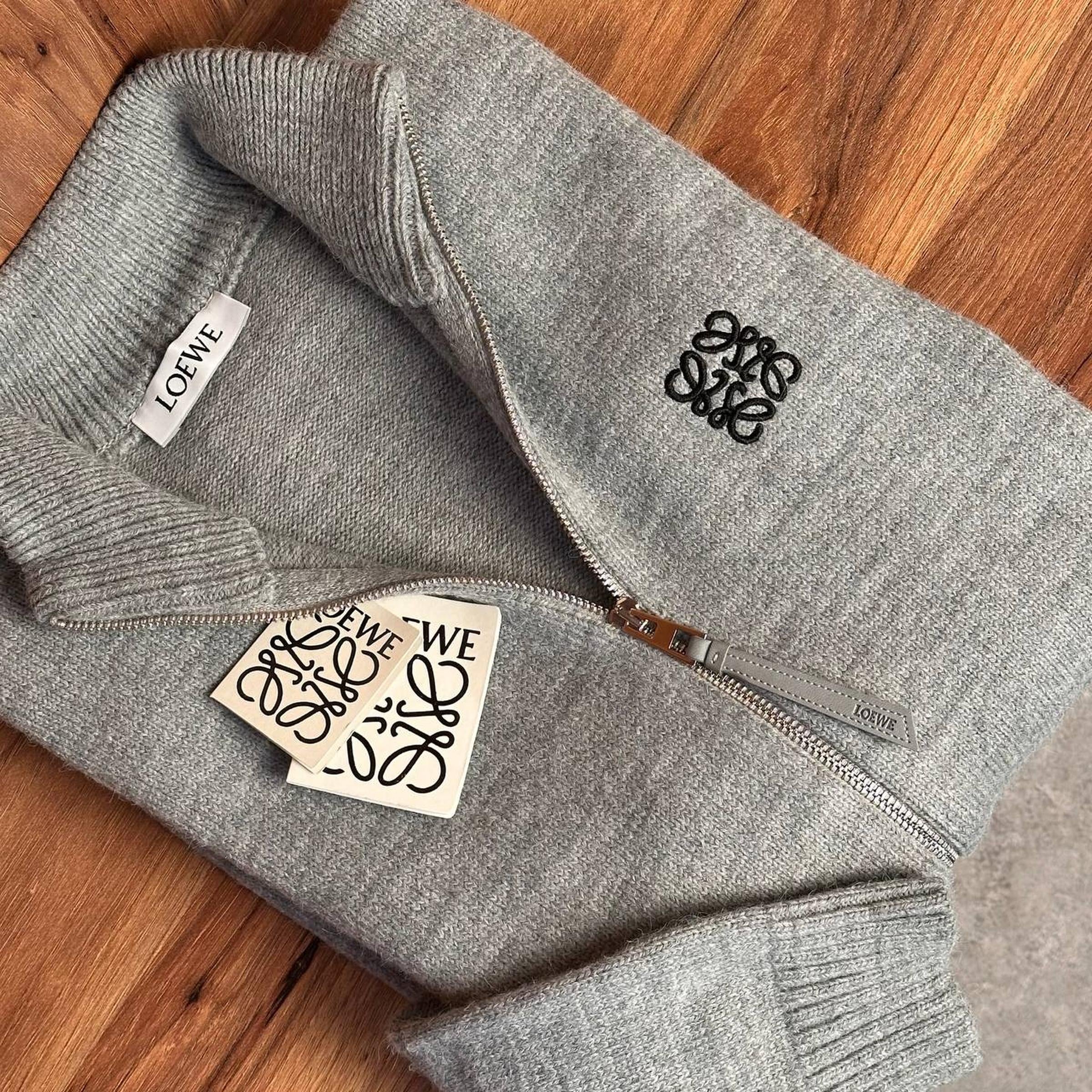 Crno-sivi pleteni džemper