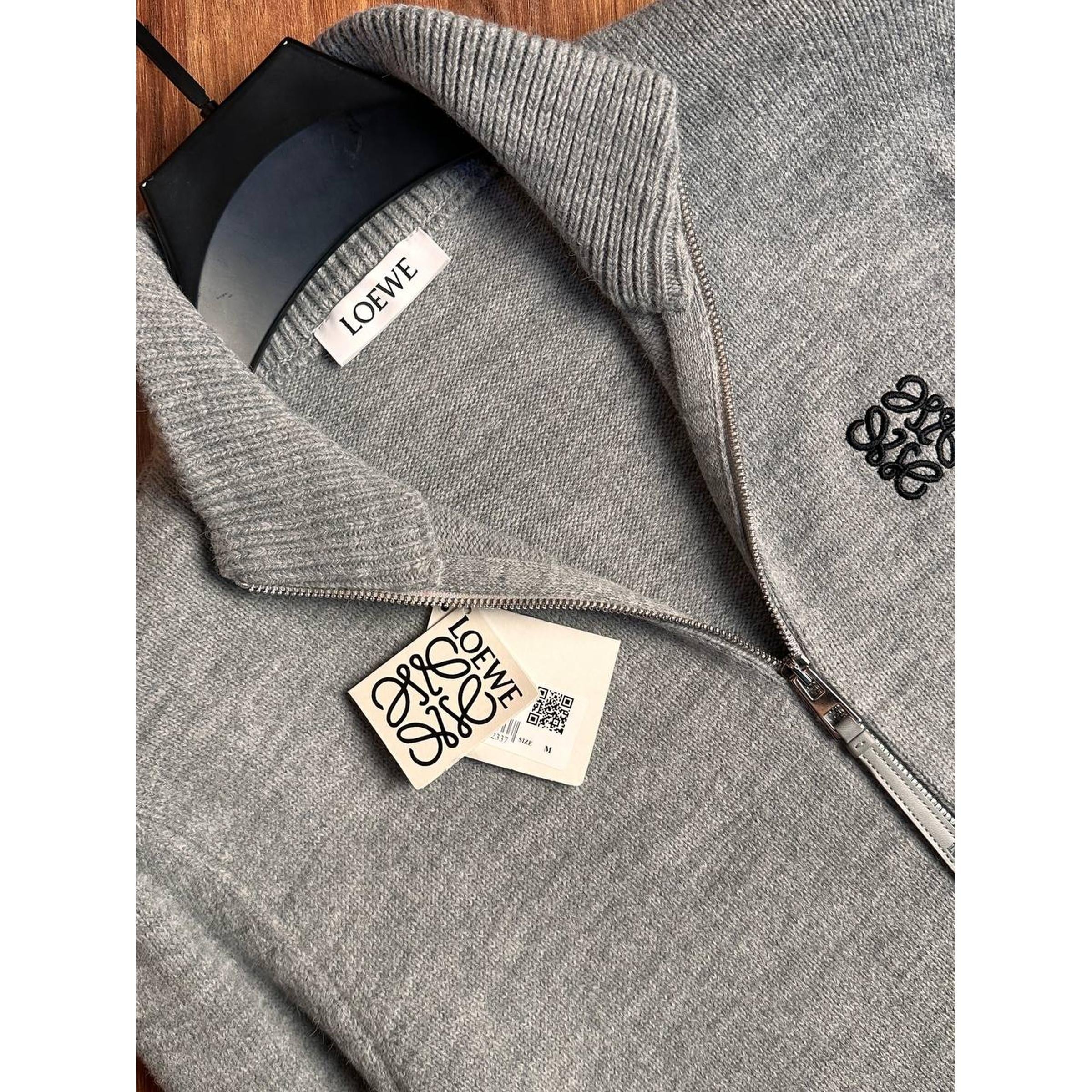 Crno-sivi pleteni džemper