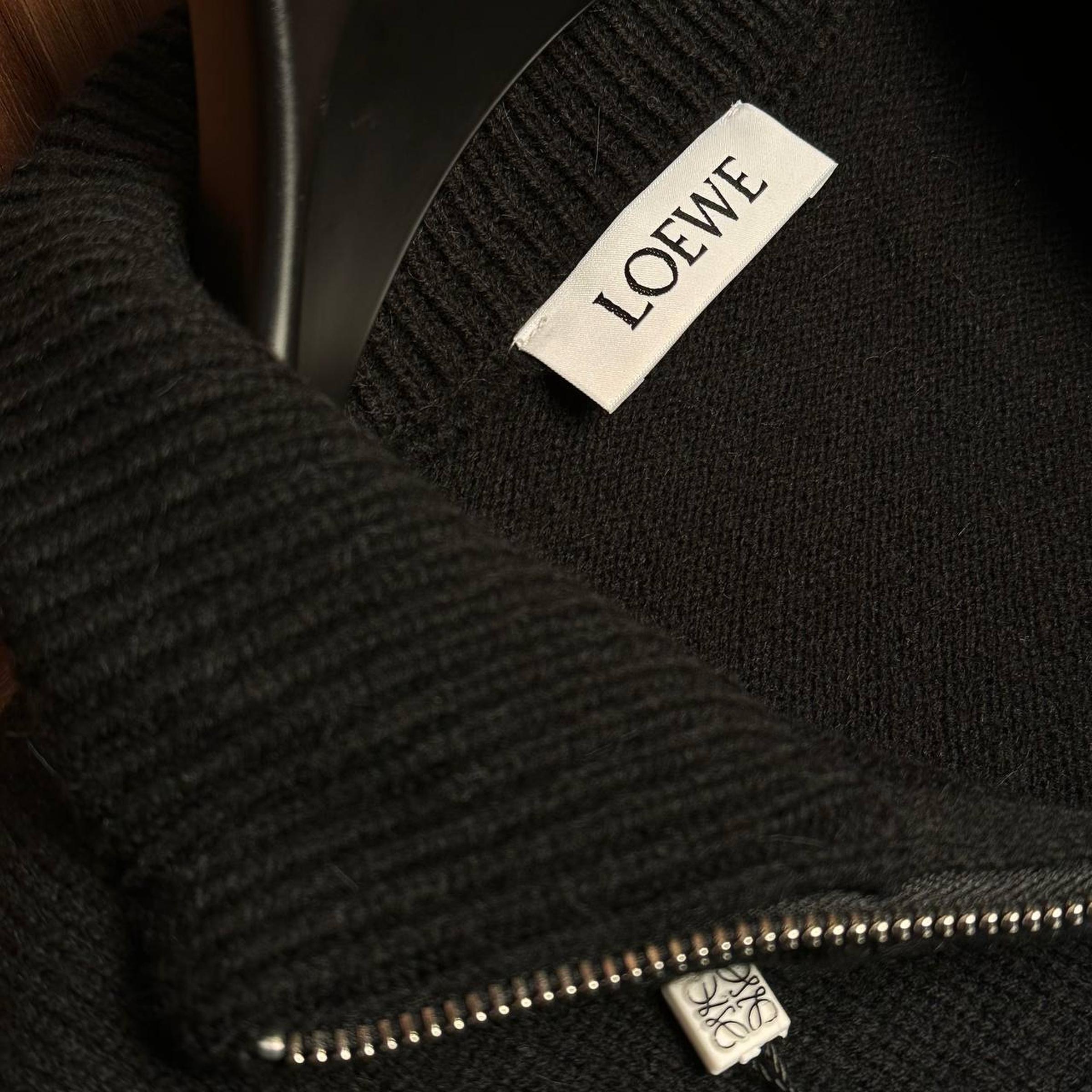 Crno-sivi pleteni džemper