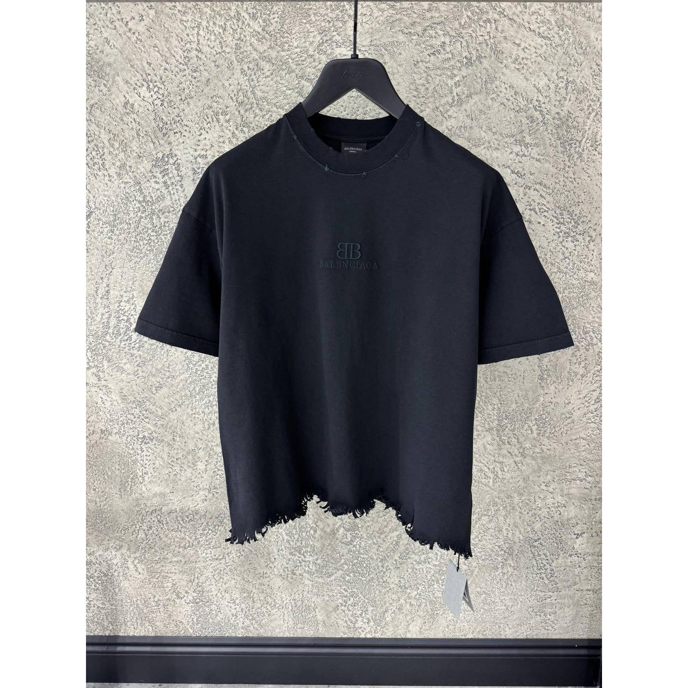 Černé volné roztrhané tričko