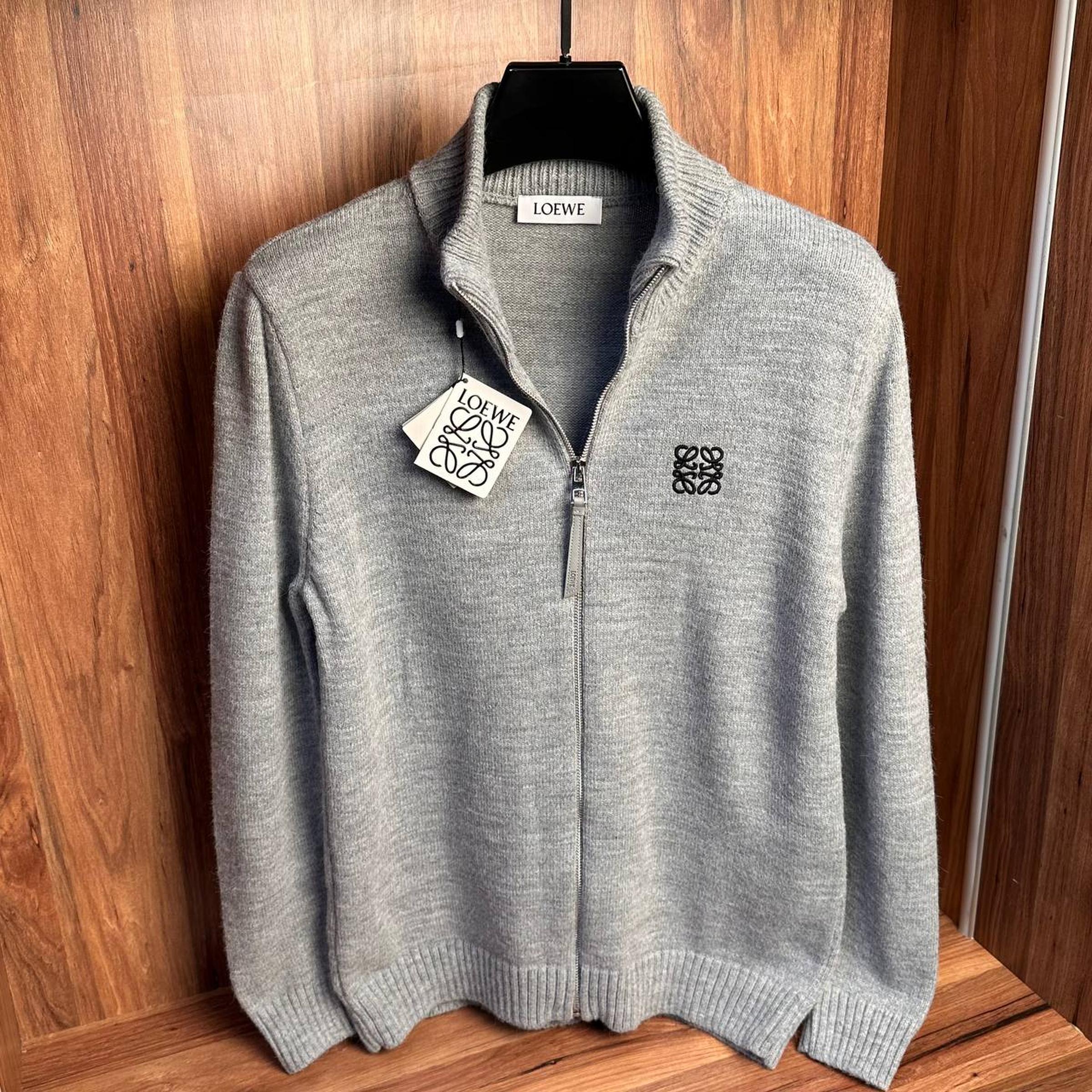 Crno-sivi pleteni džemper