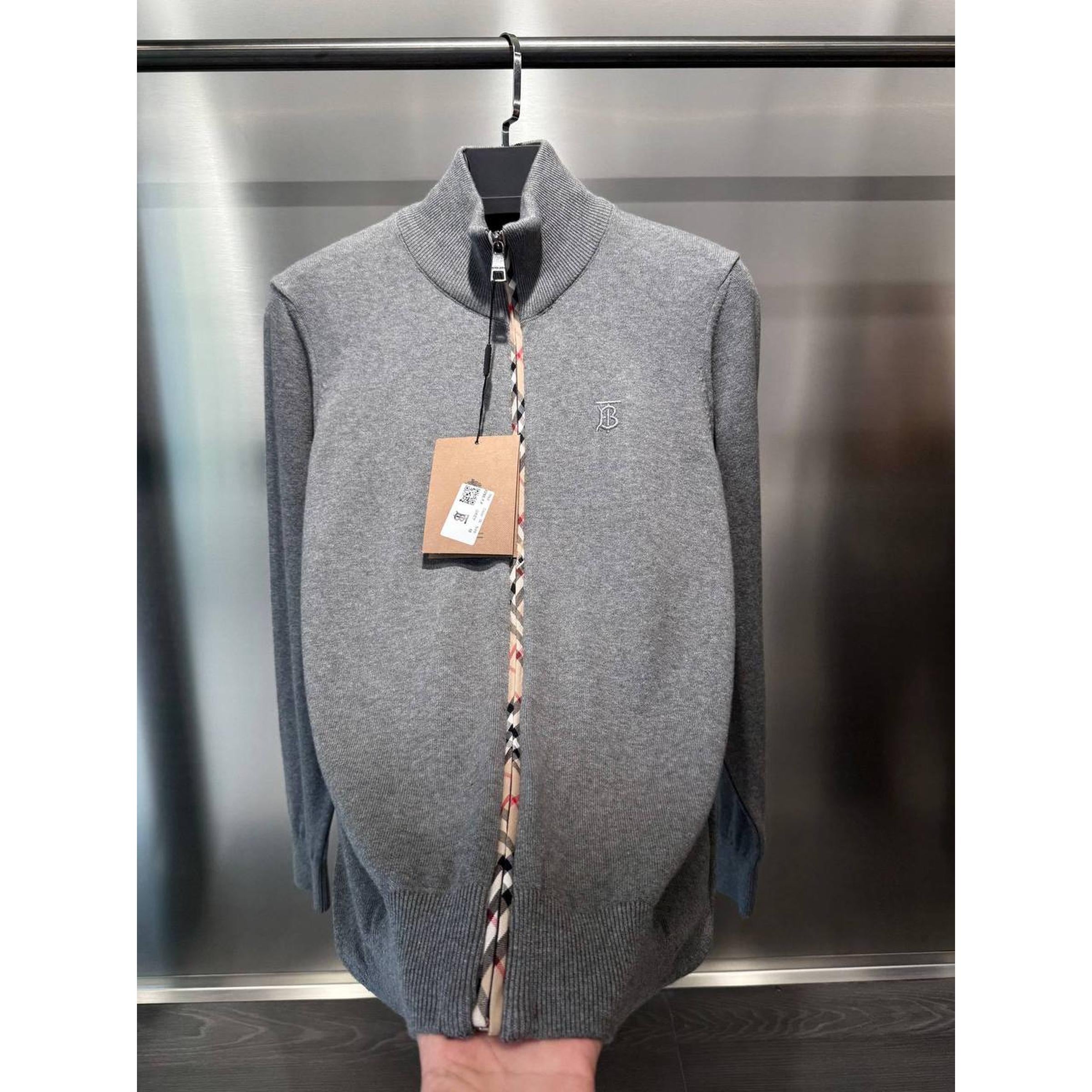 Crno-sivi pleteni džemper