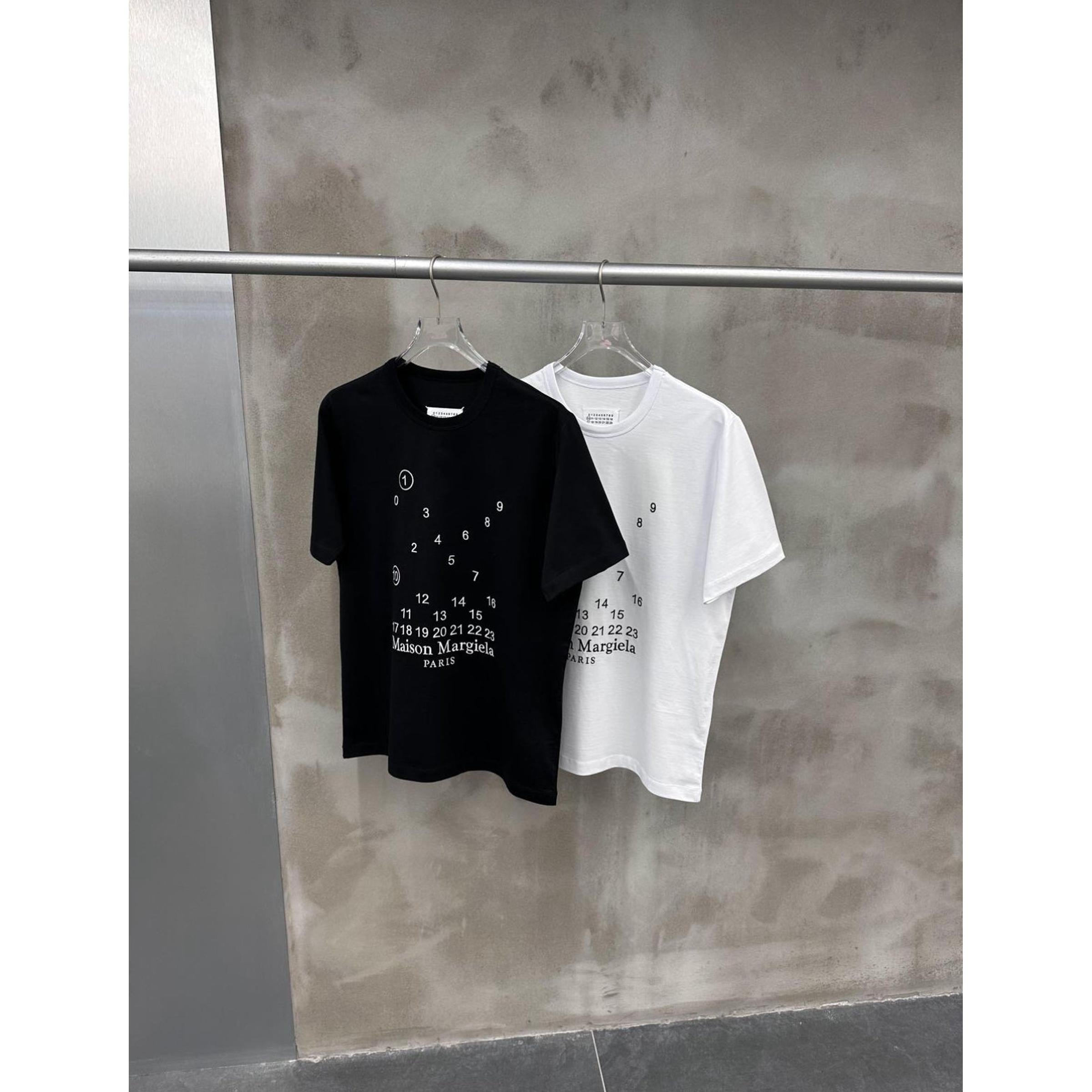 Crno-bijela predimenzionirana majica kratkih rukava