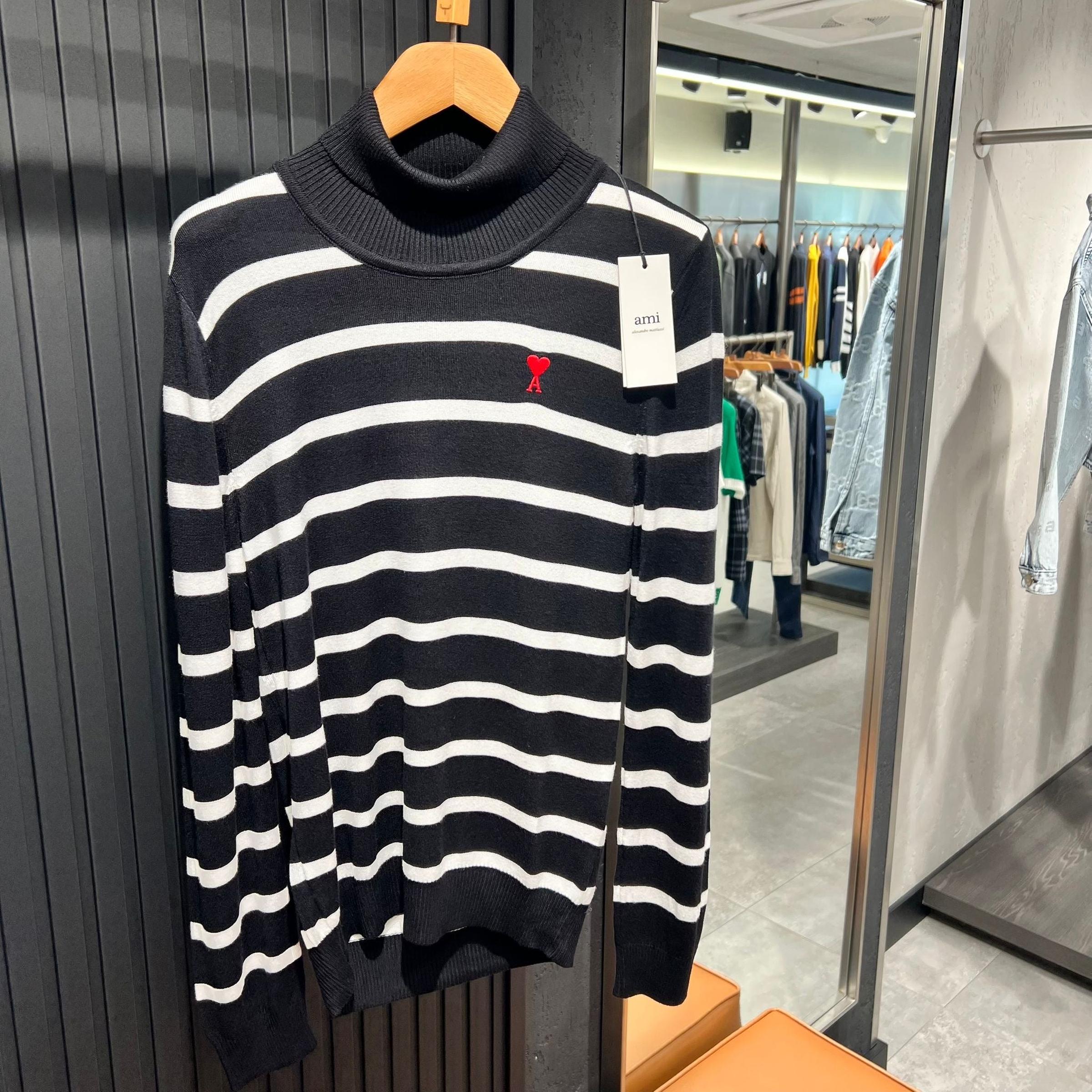 Crno-bijeli ženski pleteni polo pulover