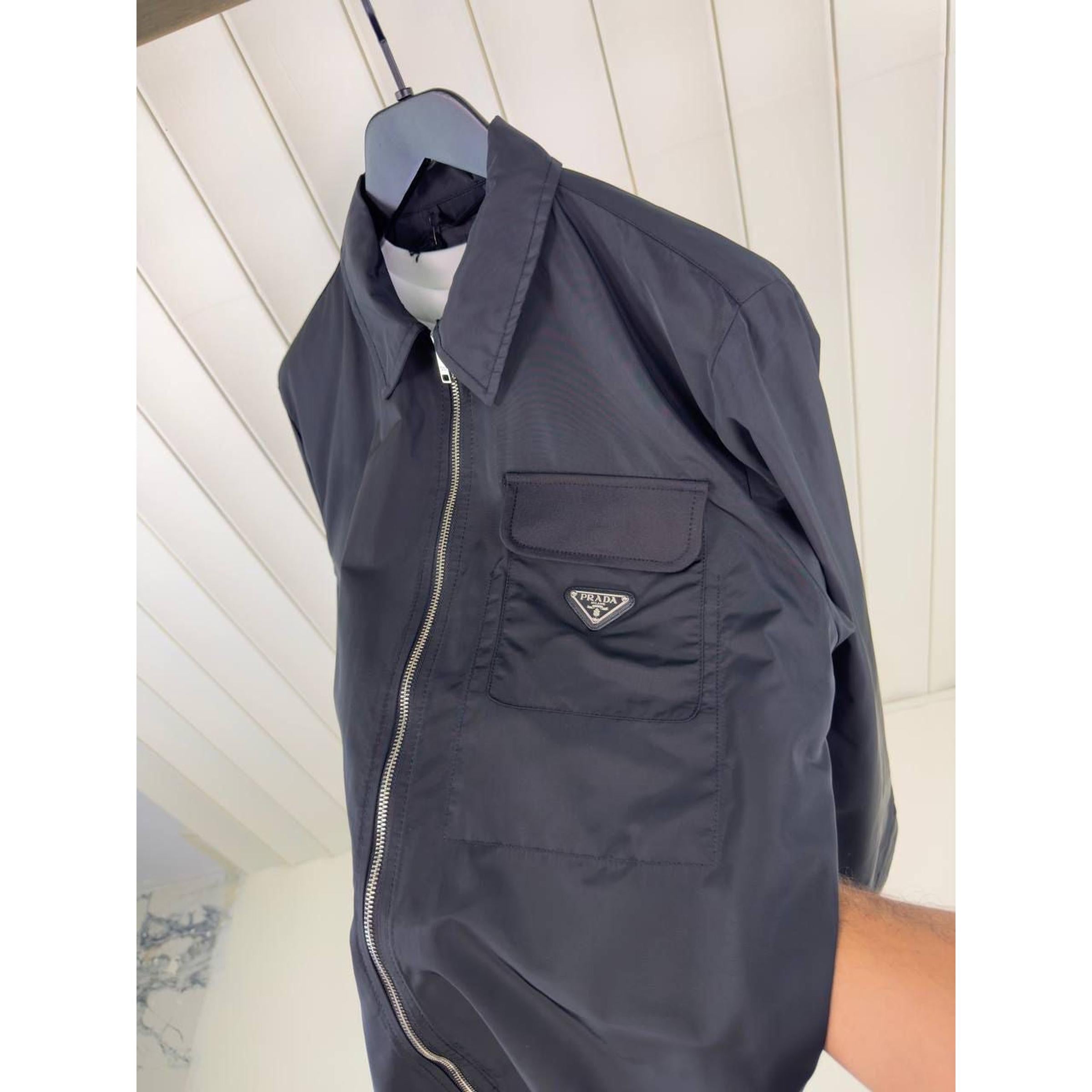 Crna jakna s džepom