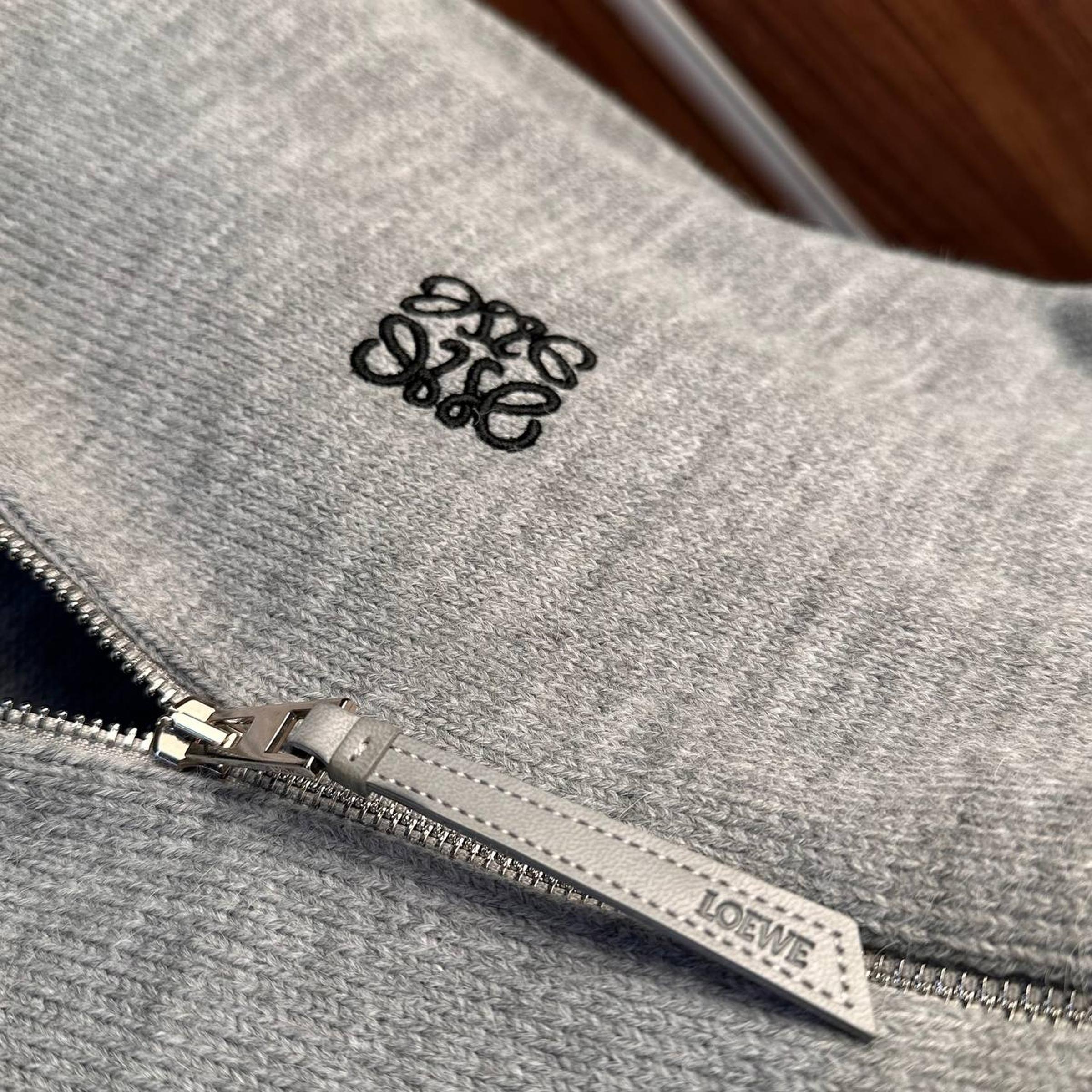 Crno-sivi pleteni džemper