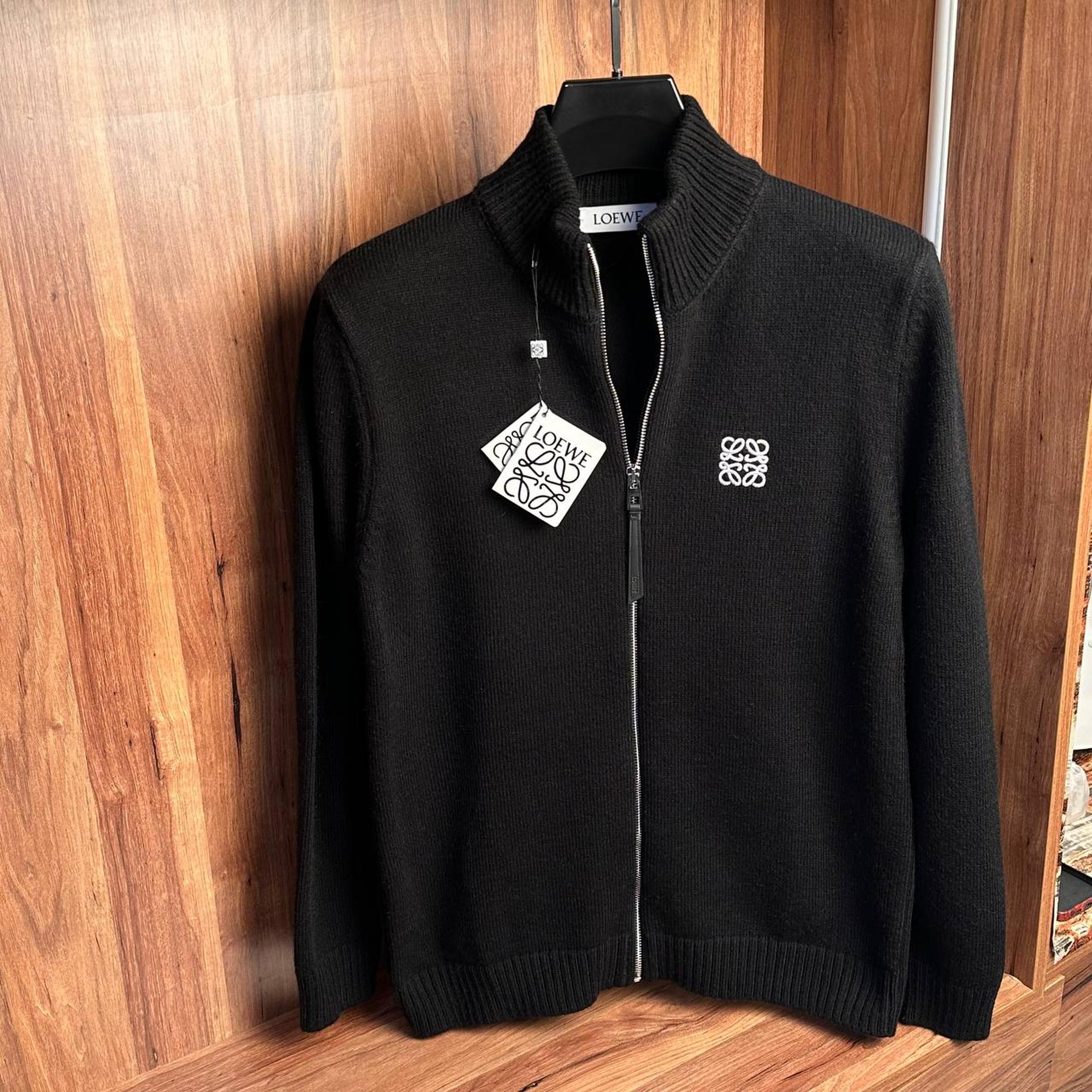 Crno-sivi pleteni džemper