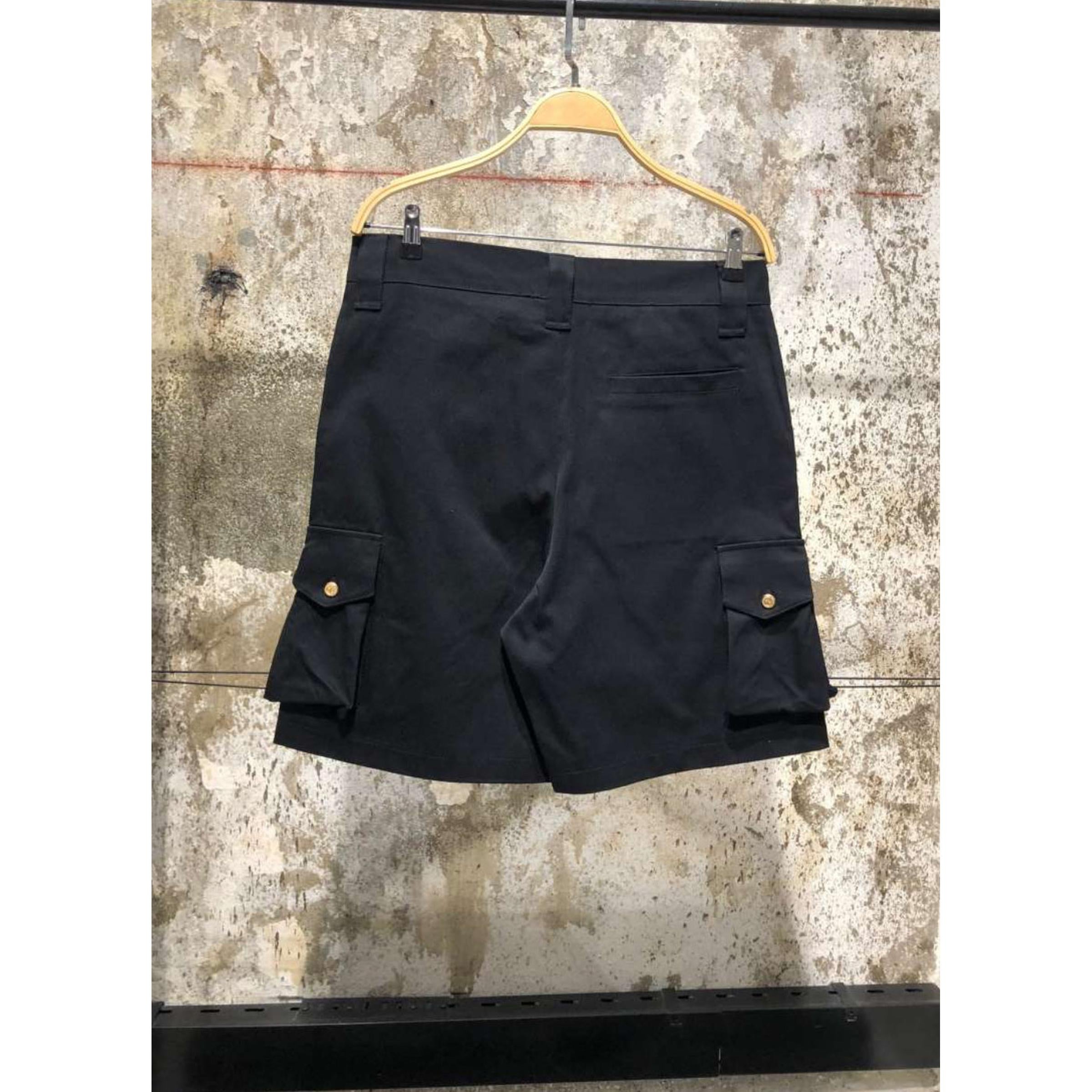 Crne kargo kratke hlače s izvezenim logotipom