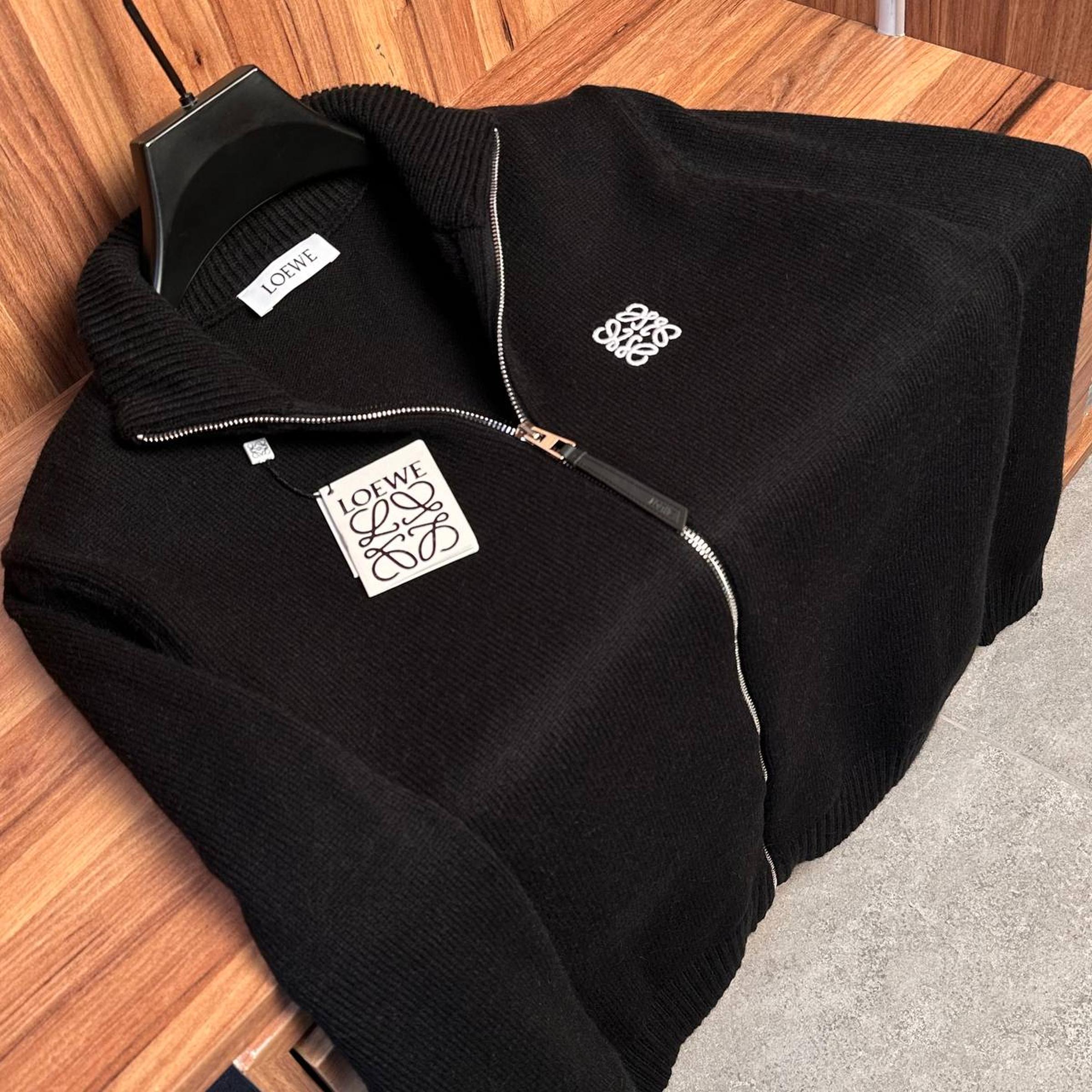 Crno-sivi pleteni džemper