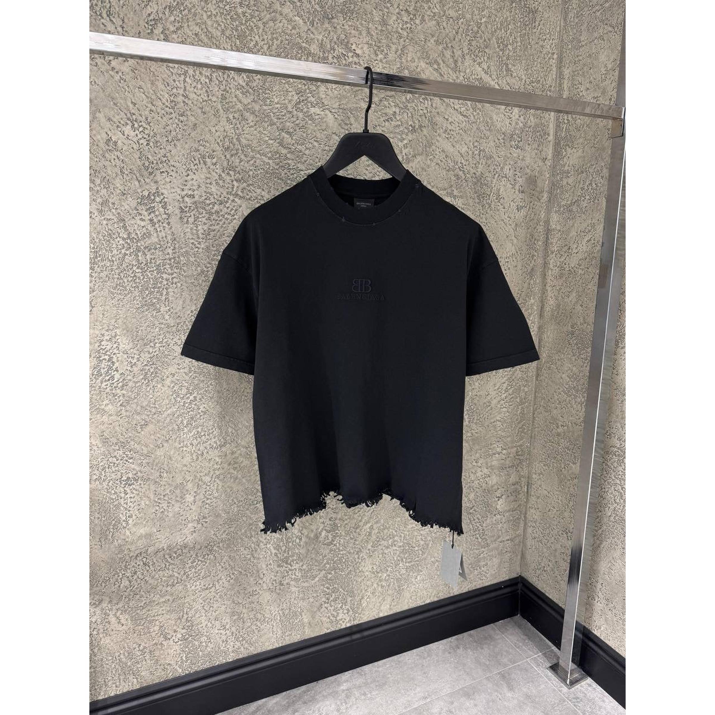 Černé volné roztrhané tričko