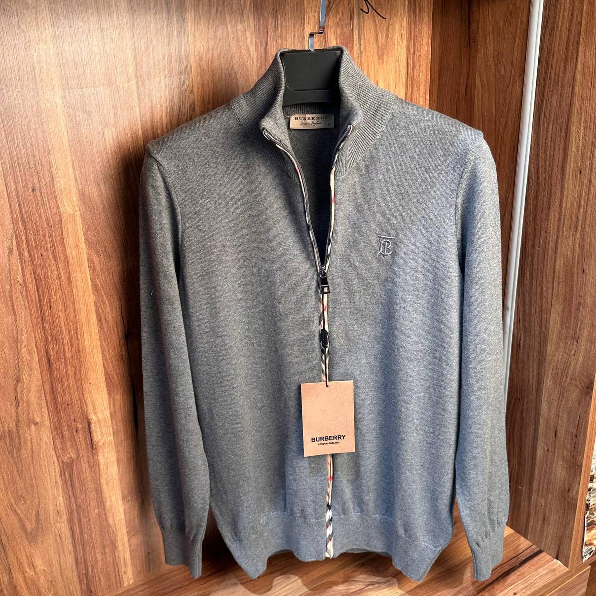 Crno-sivi pleteni džemper