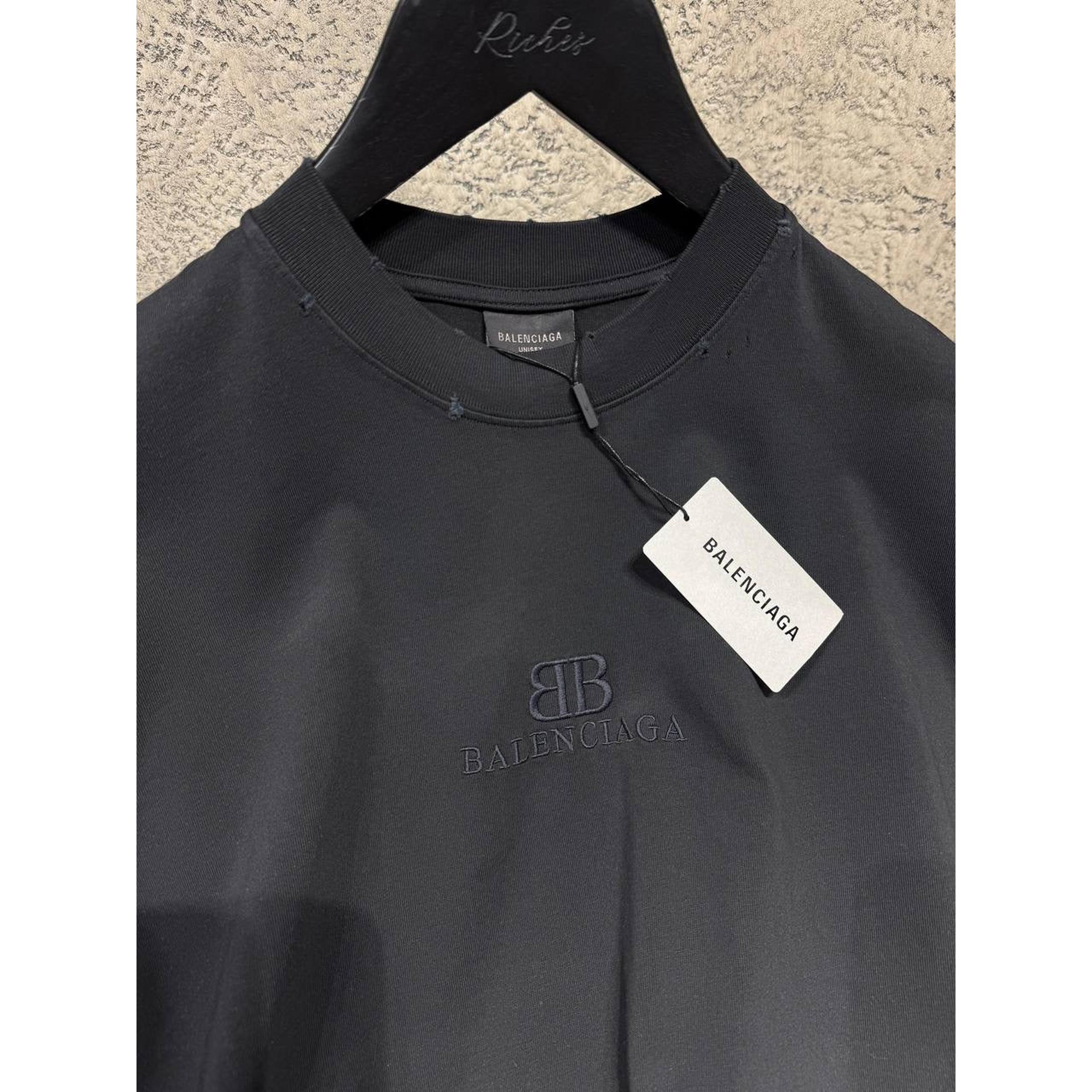 Černé volné roztrhané tričko