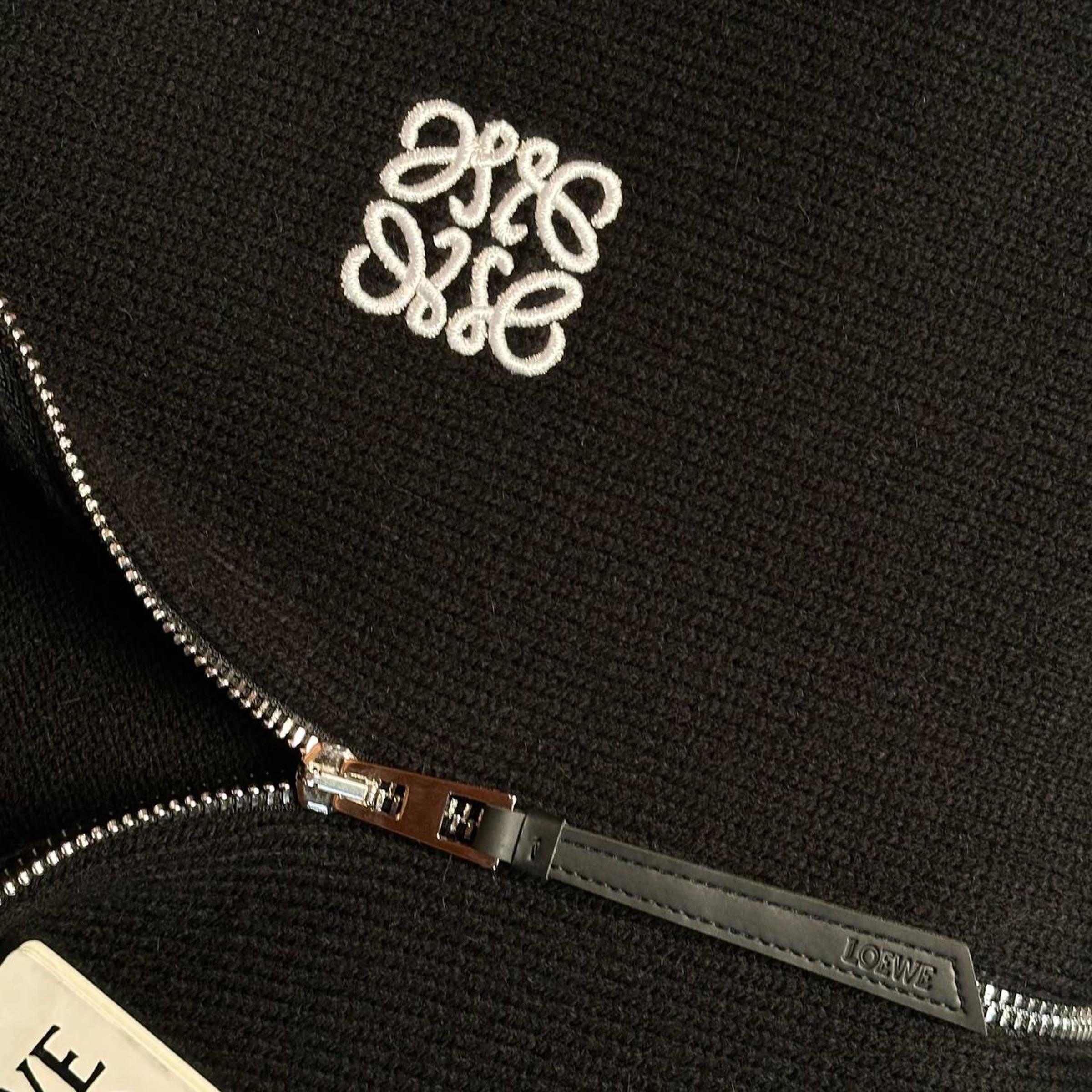 Crno-sivi pleteni džemper